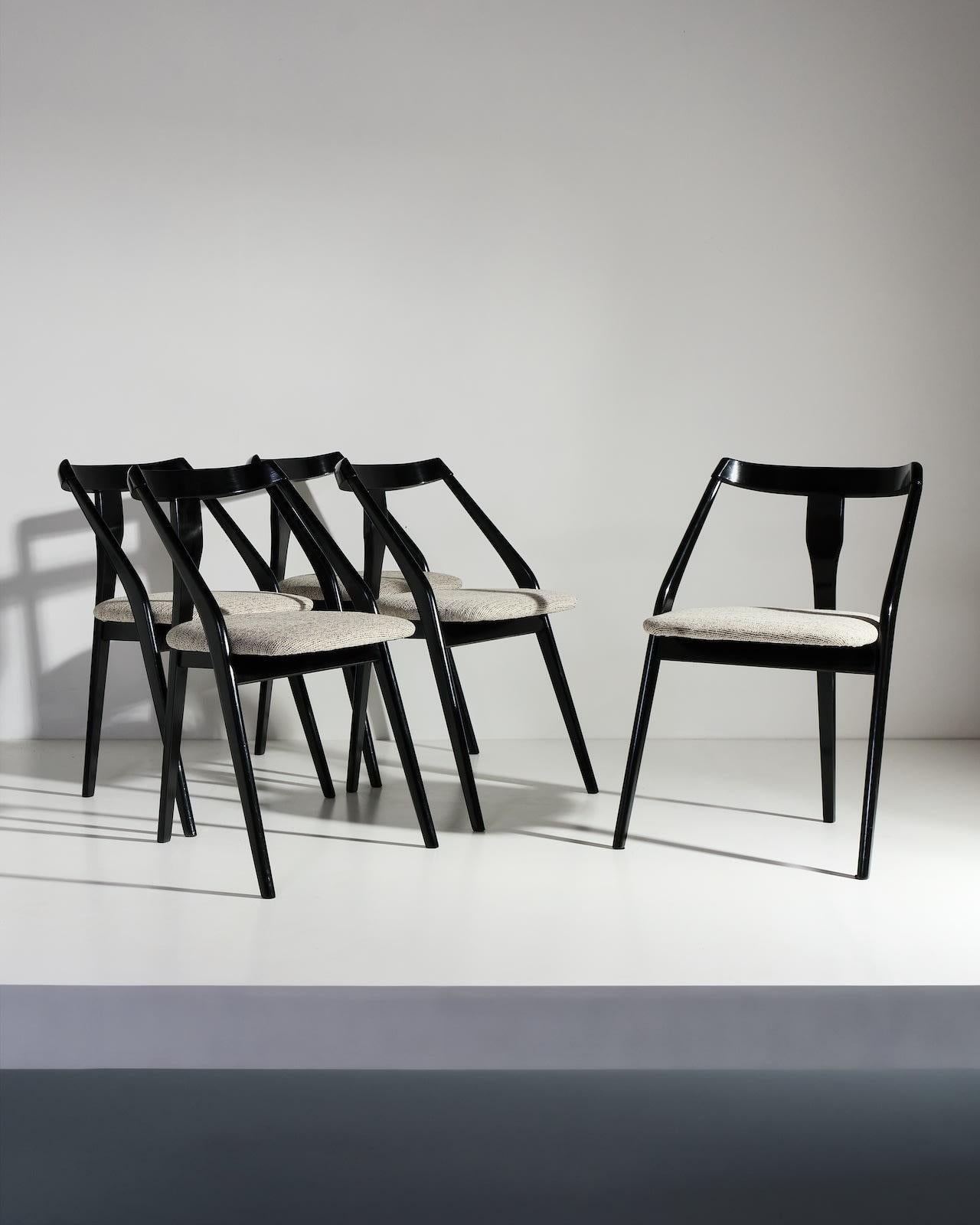 c.1955
Madera, marcos negros,  recién tapizado 
H77 x W55 x D50 cm