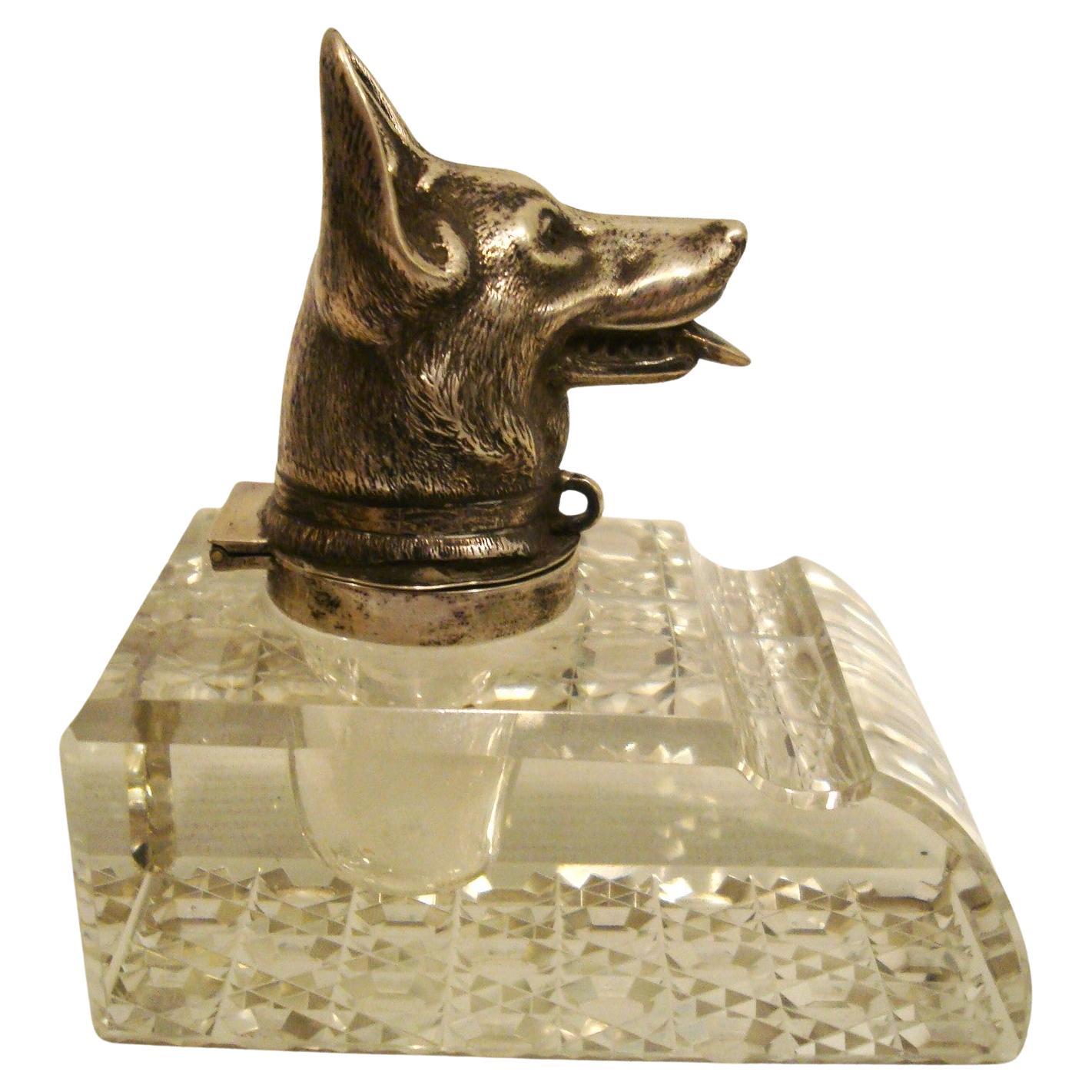 Cane da pastore tedesco in cristallo, calamaio da scrivania
Calamaio decorativo da tavolo. La base del calamaio è in cristallo trasparente, tagliato in modo intricato con un motivo che riflette la luce. La parte superiore dell'oggetto presenta una