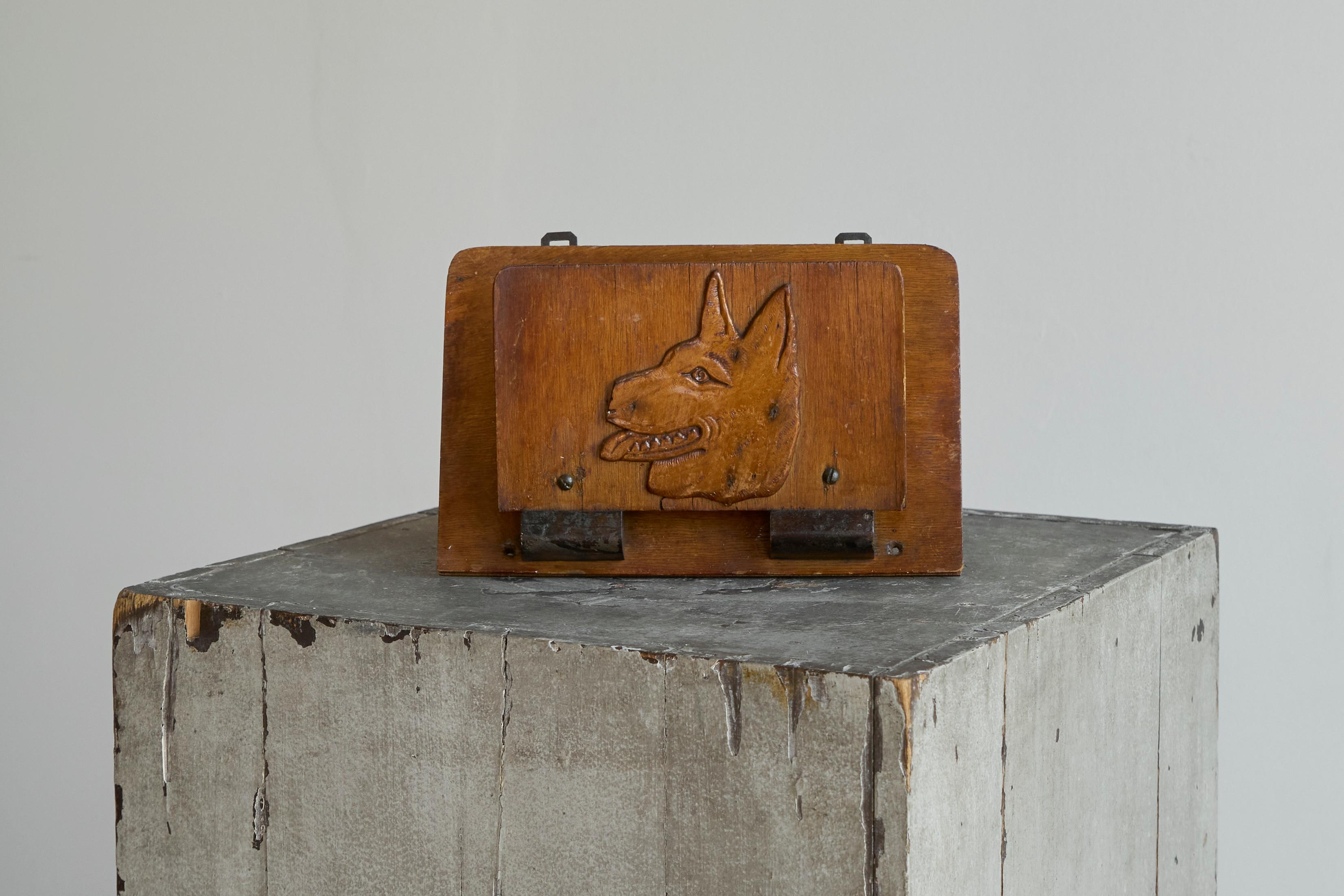 Portacarte di arte popolare 'Pastore tedesco' con cane in Wood Metà del XX secolo.

Un pezzo eccezionale, questo portalettere di metà secolo. Se possiedi un pastore tedesco o semplicemente ti piacciono i cani, questo portalettere è il pezzo che fa