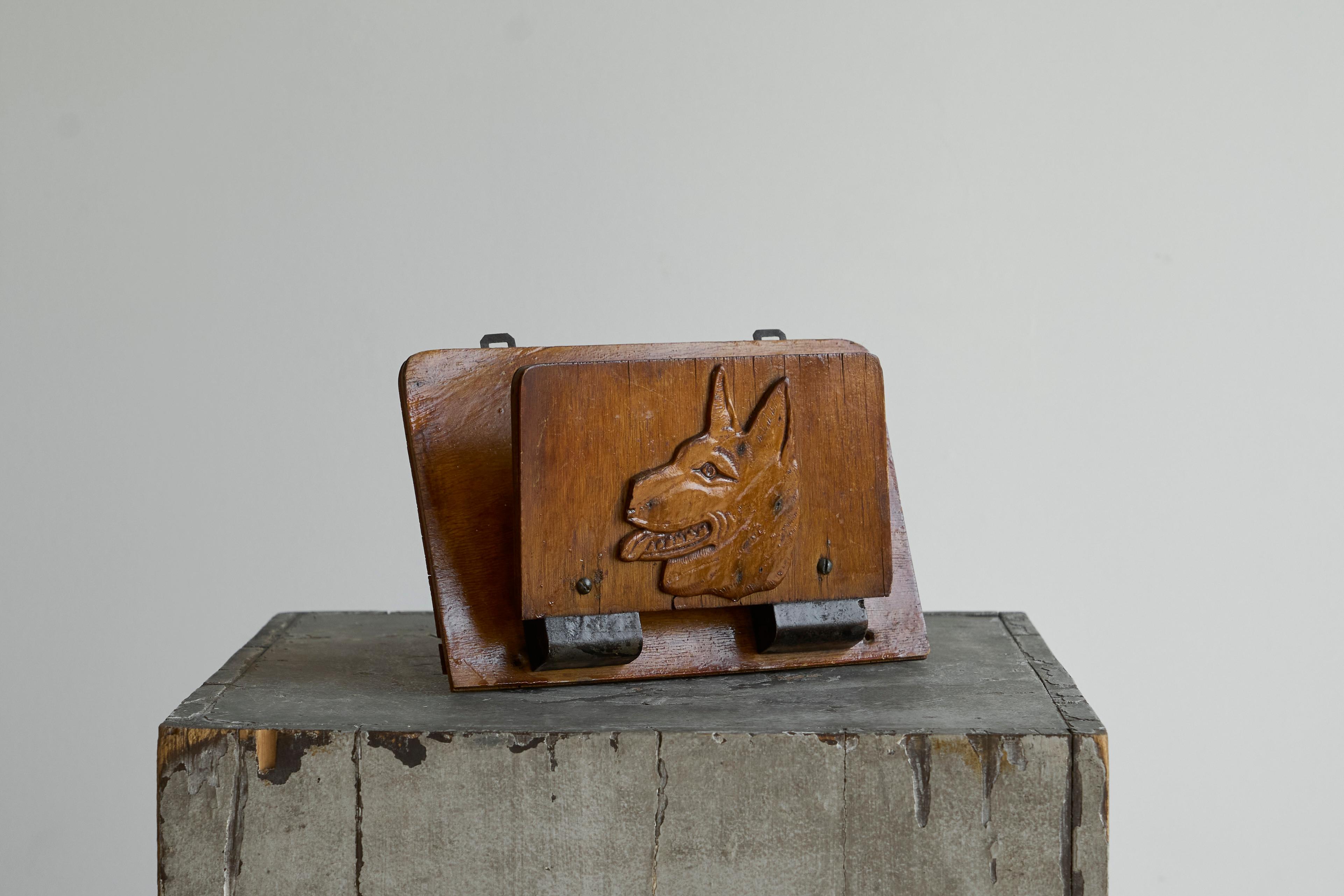 Mid-Century moderno Portacarte d'arte popolare 'Pastore tedesco' con cane in Wood Metà del XX secolo in vendita