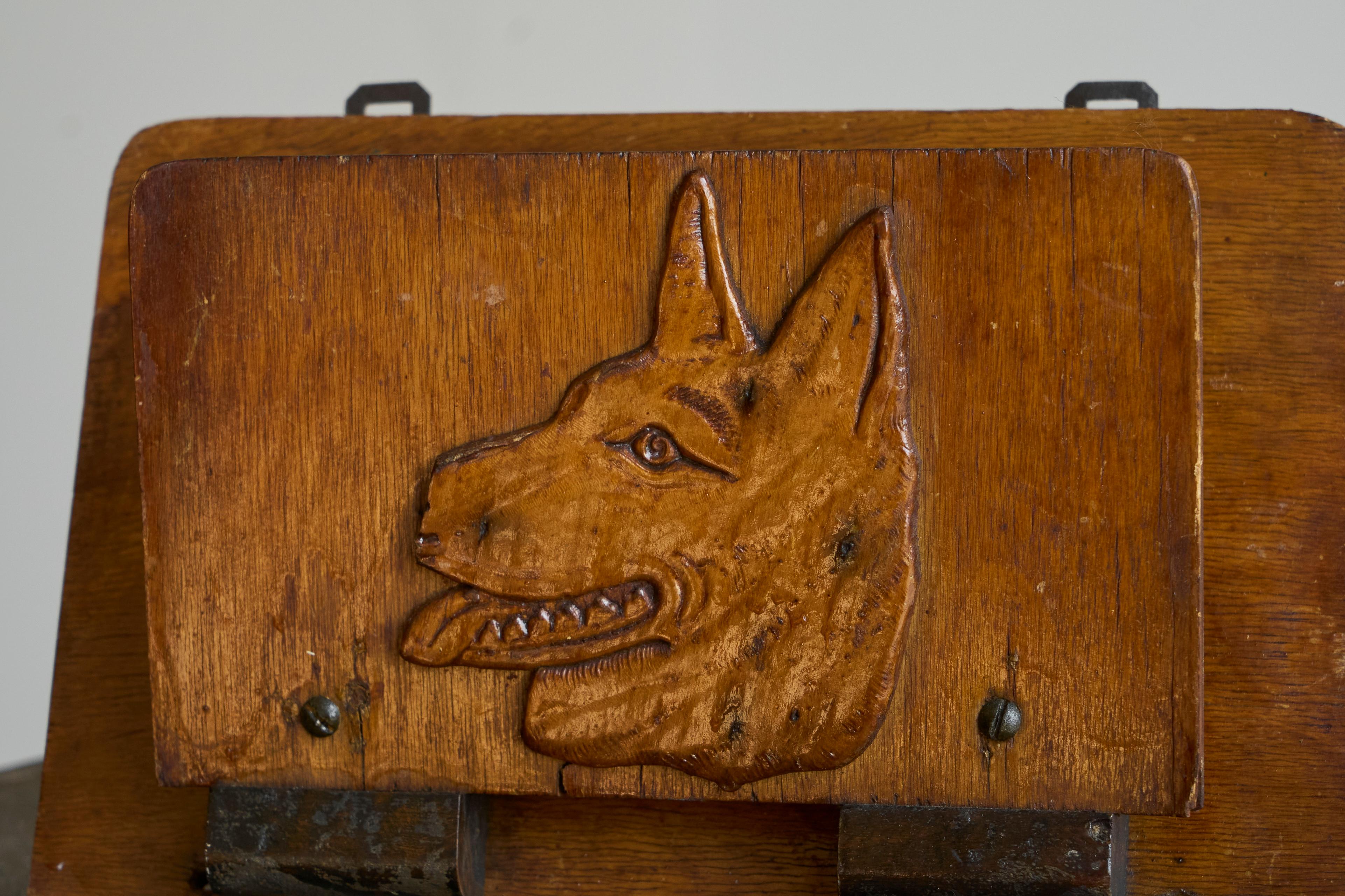 Fatto a mano Portacarte d'arte popolare 'Pastore tedesco' con cane in Wood Metà del XX secolo in vendita