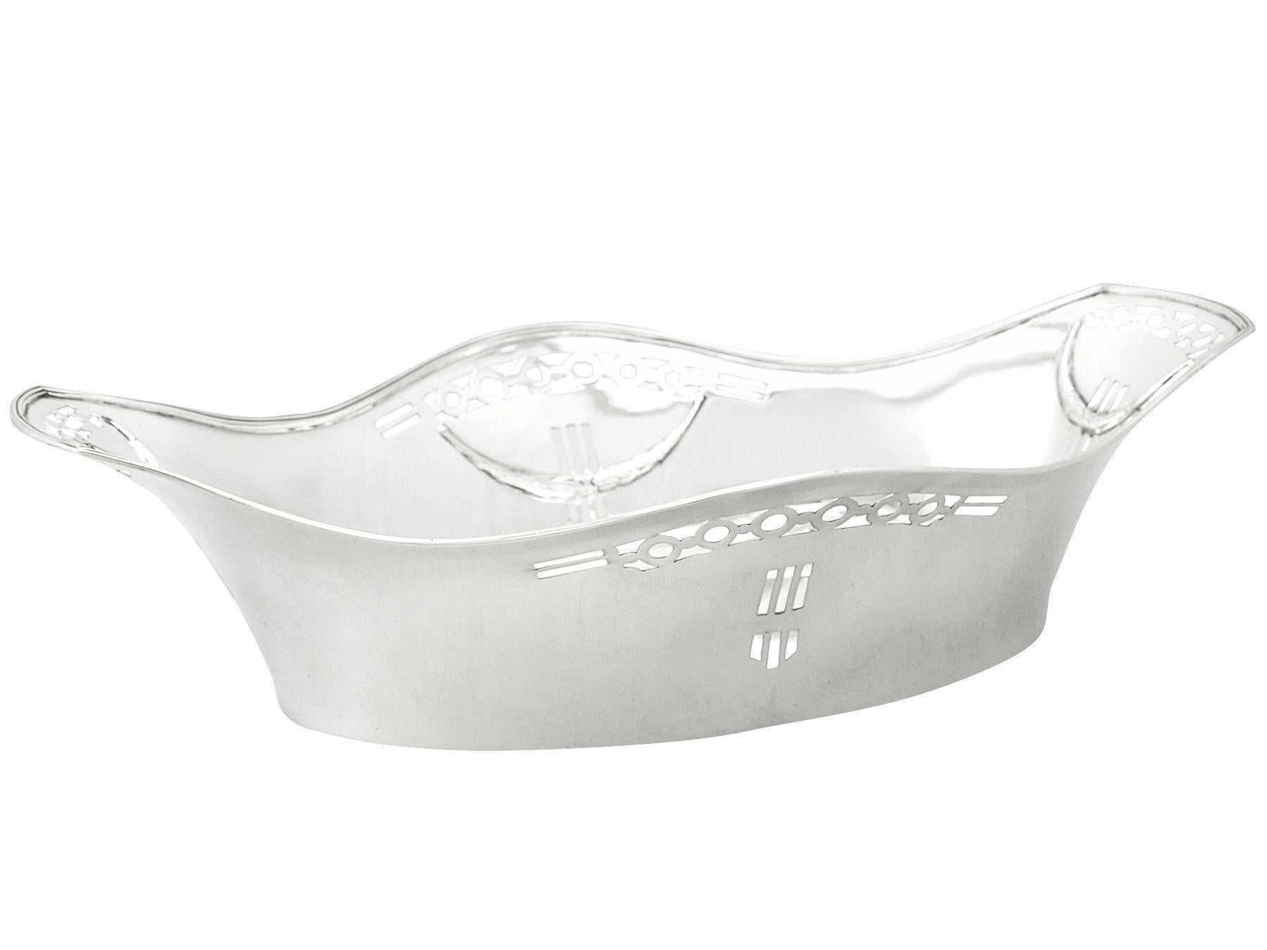 A fine and impressive antique German silver bread dish in the Art Deco style; an addition to our range of continental dining silverware.

This fine antique German silver bread dish has an oval boat shaped form.

The interior surface of the dish is
