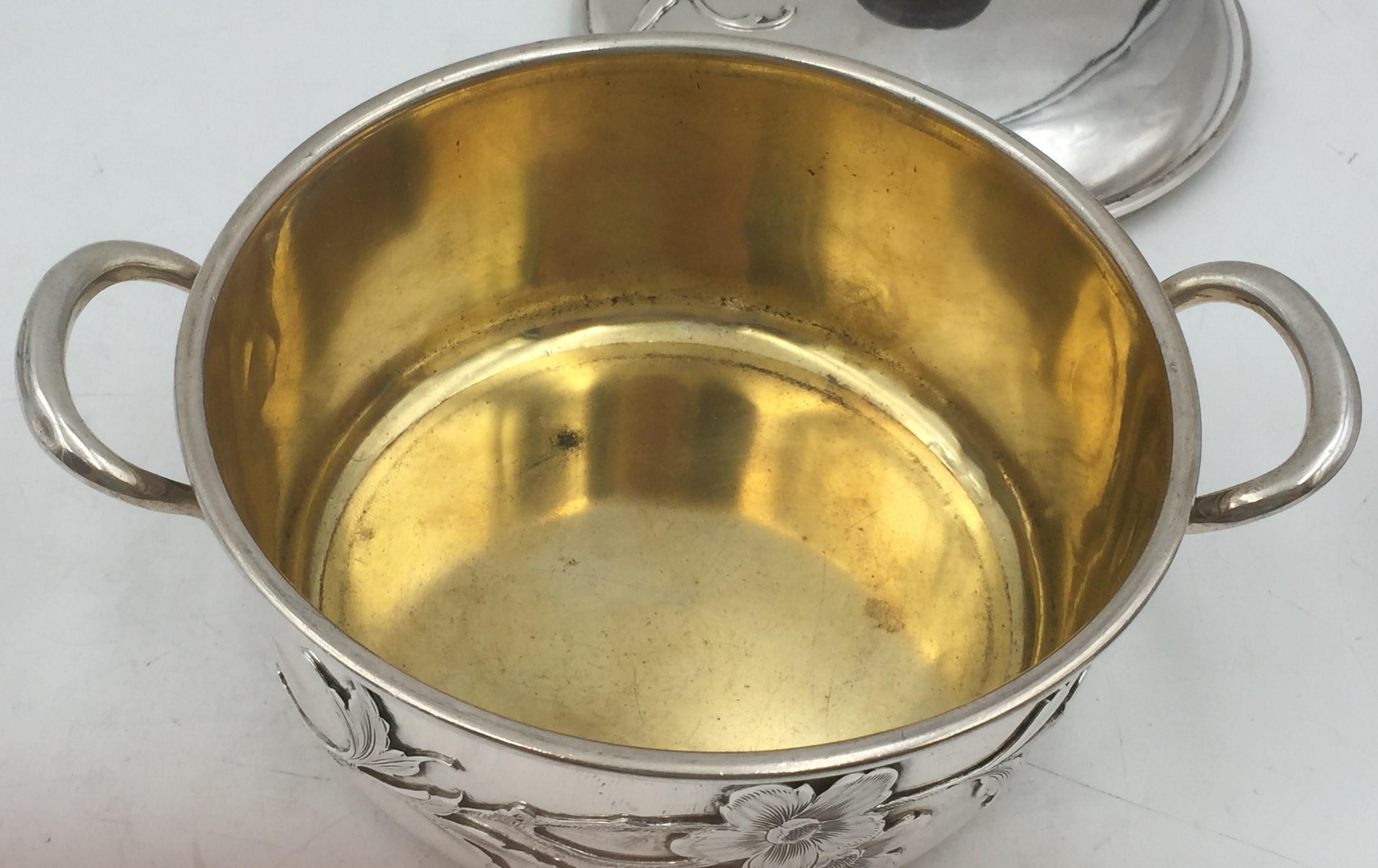 Allemand Plat à beurre allemand en argent et soupière recouverte d'un bol de style Art Nouveau en vente
