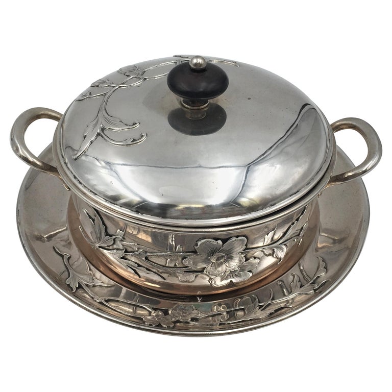 Plat à beurre allemand en argent et soupière recouverte d'un bol de