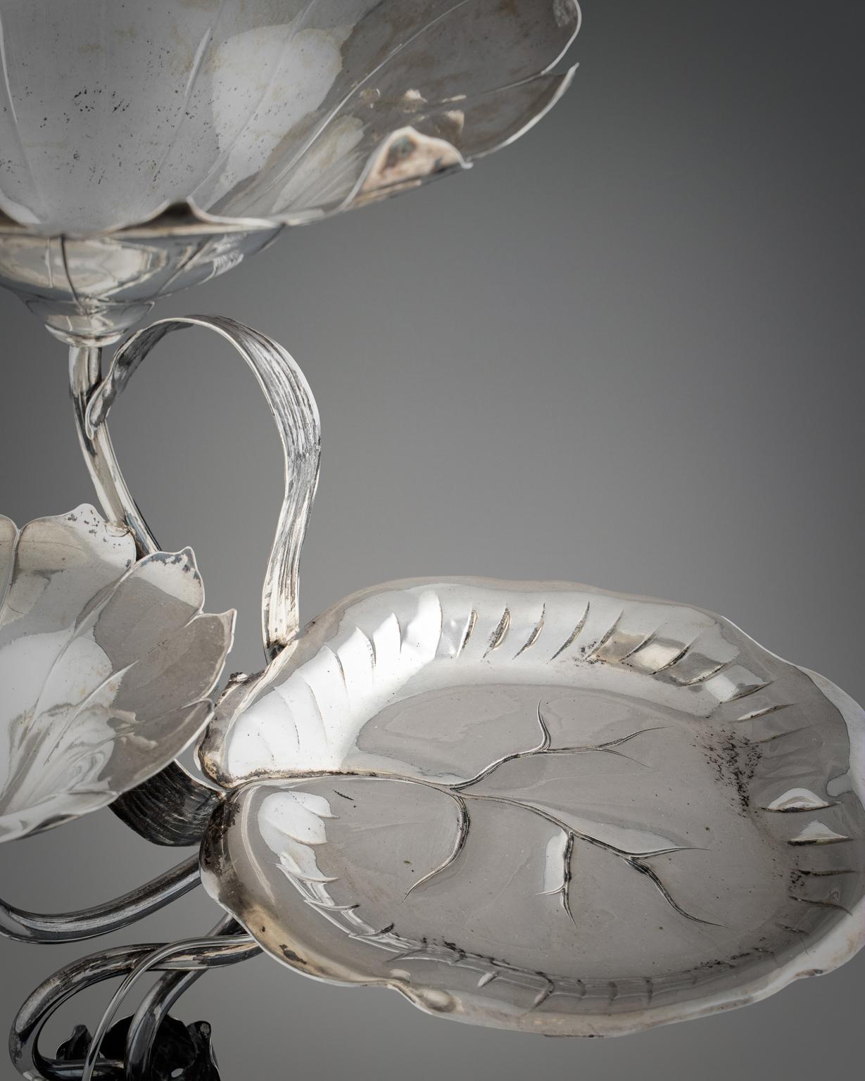 Centre d'Epergne en argent allemand en forme de fleur Bon état - En vente à New York, NY