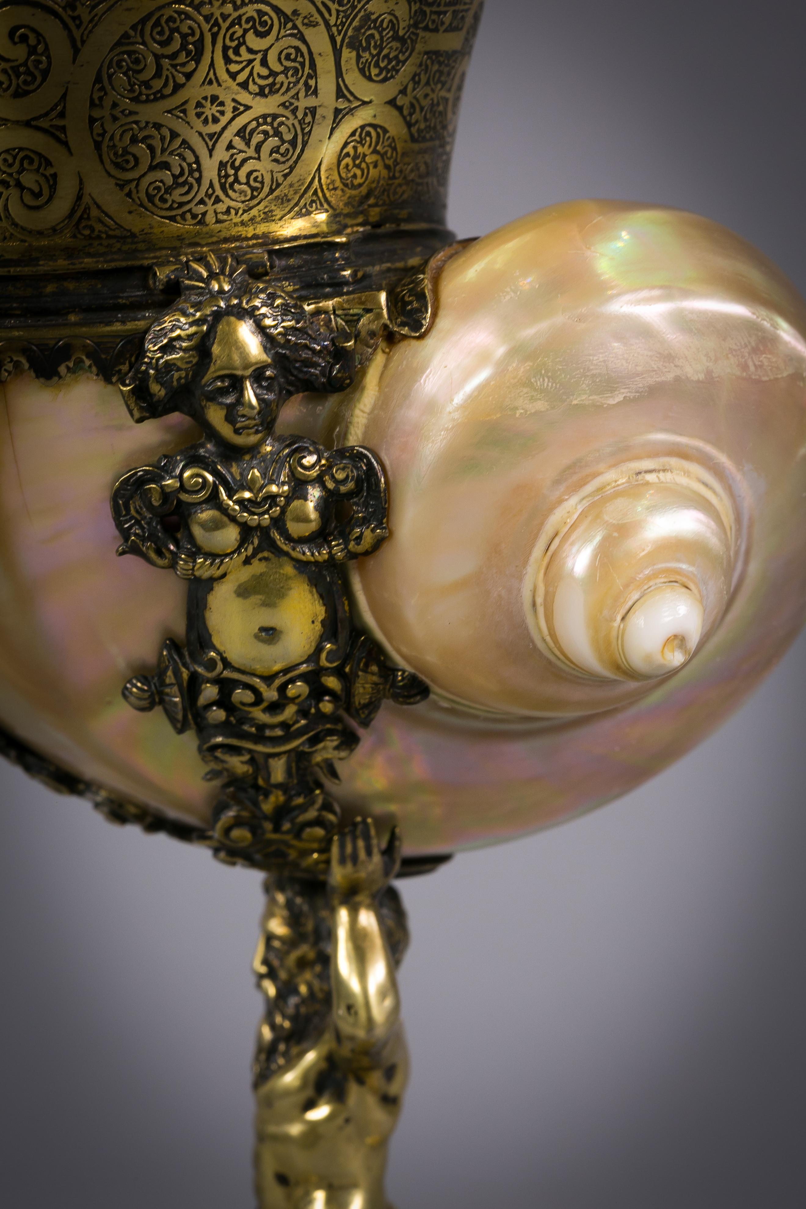 Deutscher Nautilusbecher aus vergoldetem deutschem Silber mit Muscheldeckel, um 1880 im Zustand „Gut“ im Angebot in New York, NY