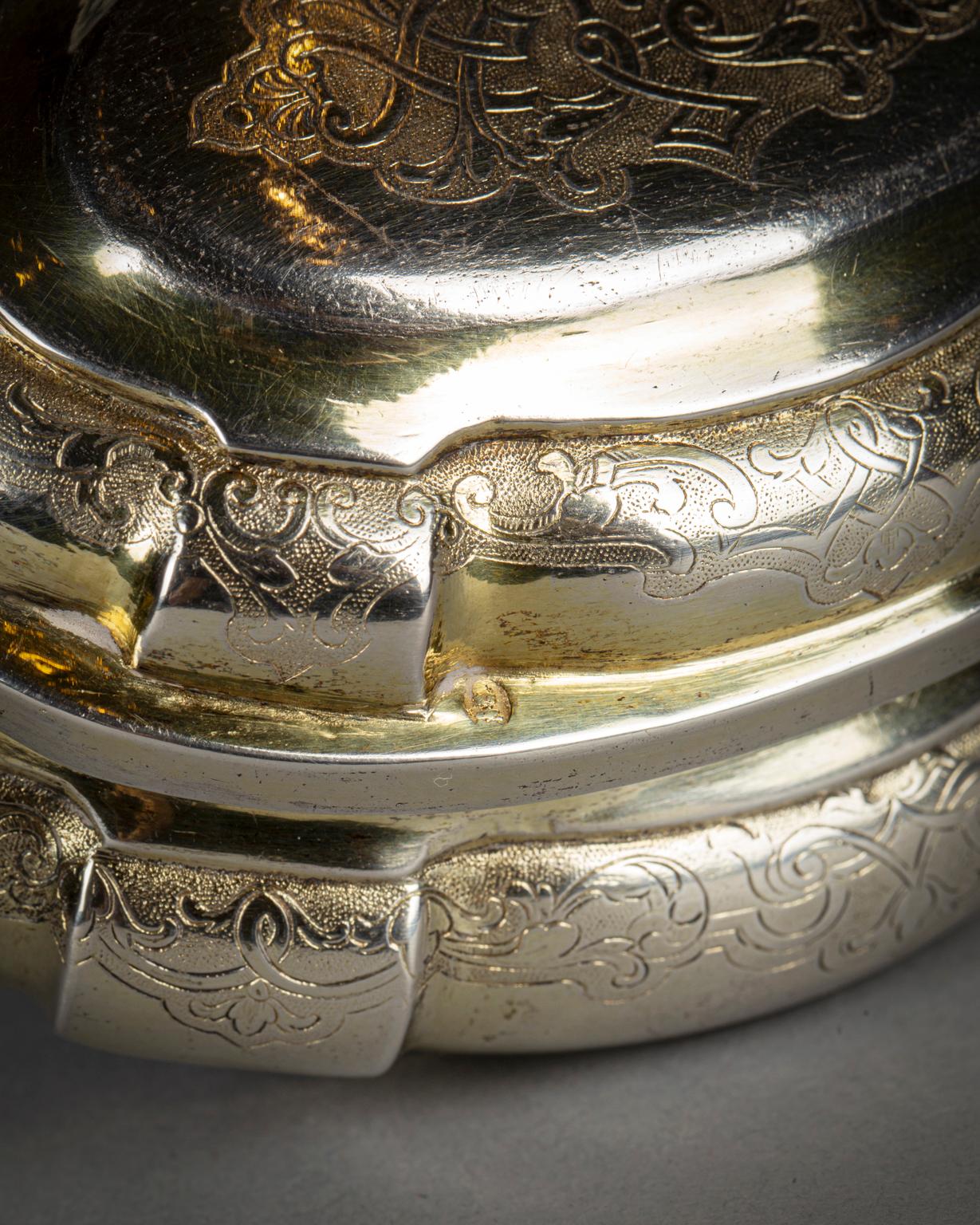 Boîte à tabac ovale allemande en argent doré, Augsbourg, vers 1720 Bon état - En vente à New York, NY