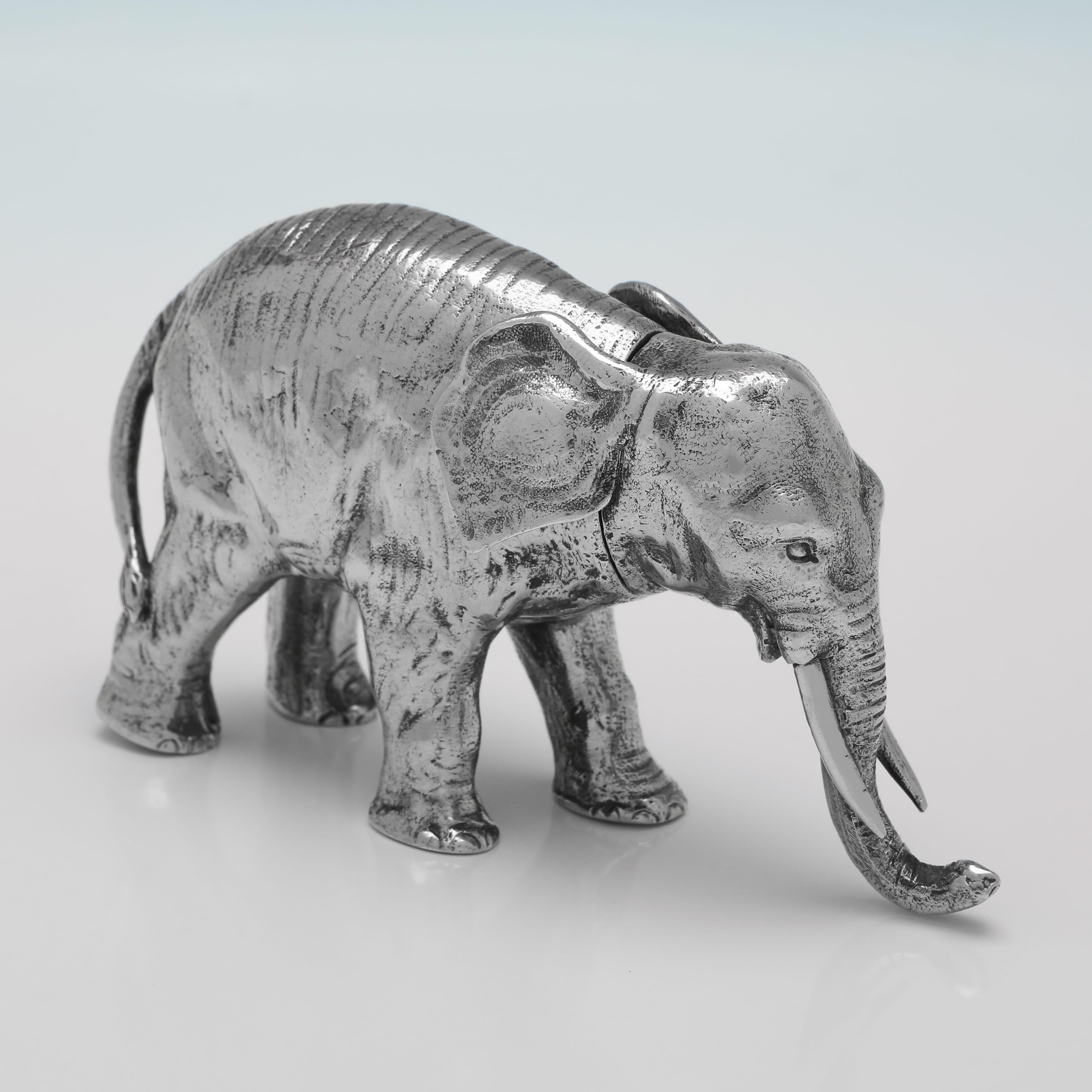 Realizzato in Germania, intorno al 1920, da P. Oberlander, questo affascinante modello di elefante in argento 800 standard ha la testa rimovibile ed è ben modellato. L'elefante misura 3,25