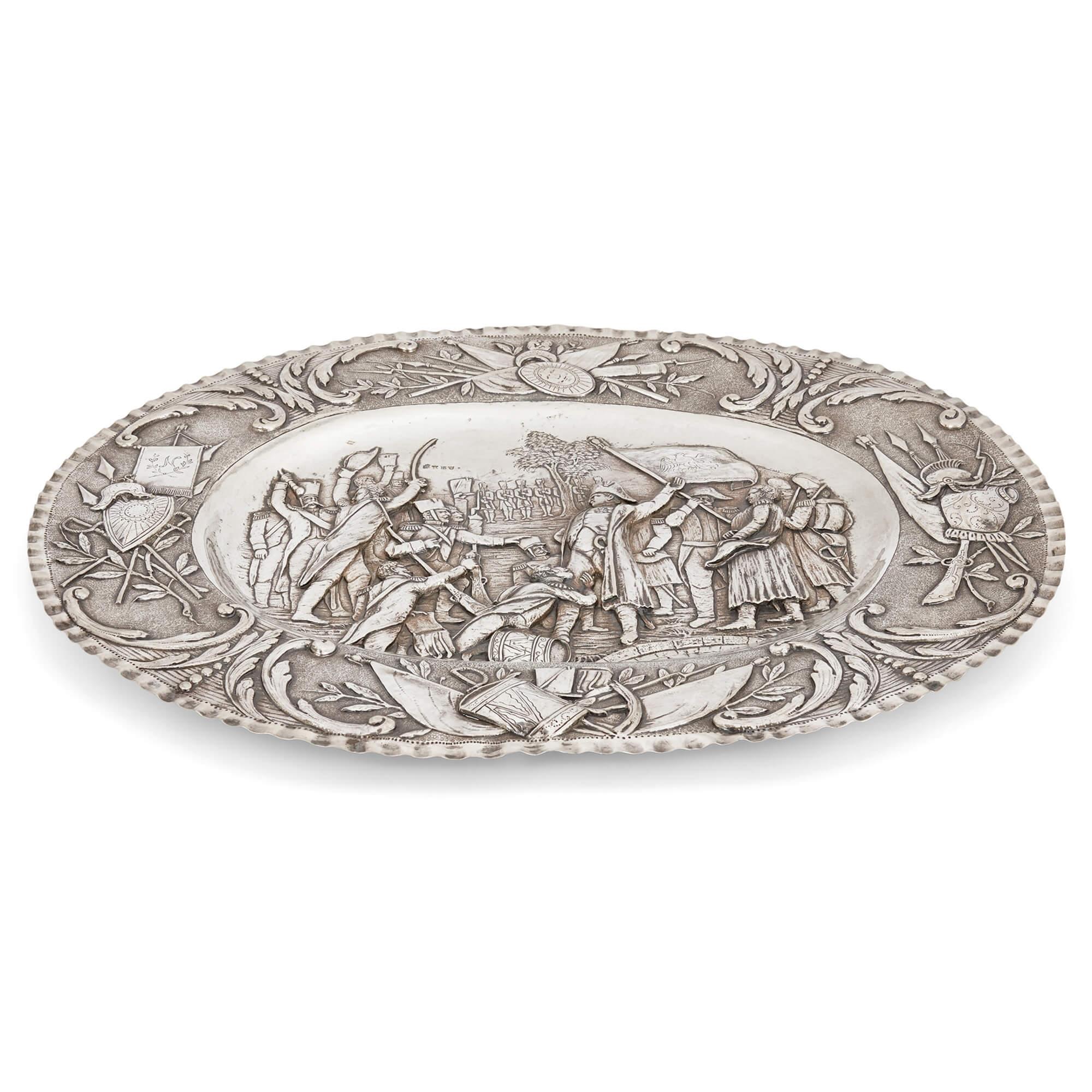 Ovales Silbertablett von Georg Roth & Co. Geprägt mit einer napoleonischen Szene (Rokoko) im Angebot