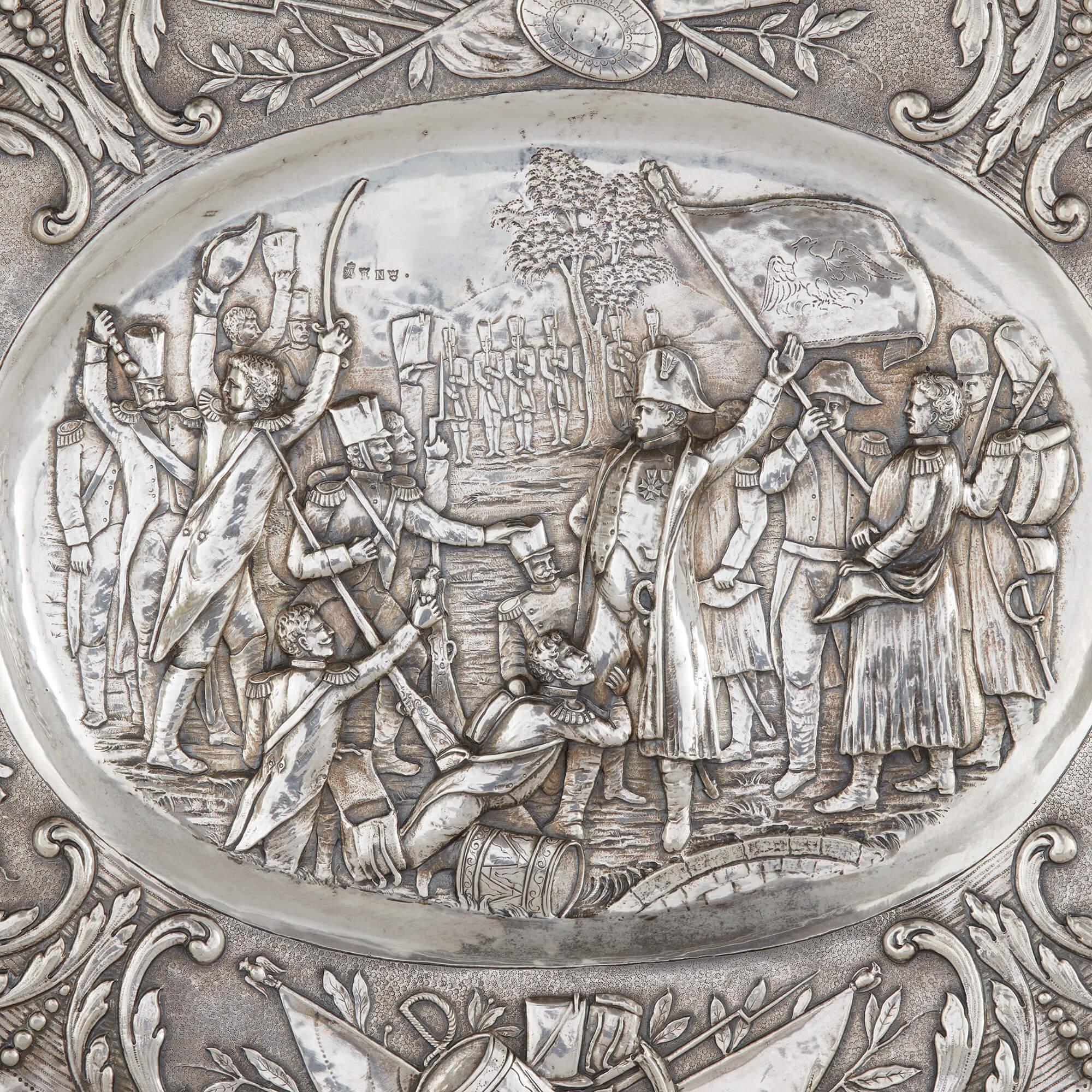 Ovales Silbertablett von Georg Roth & Co. Geprägt mit einer napoleonischen Szene (Deutsch) im Angebot