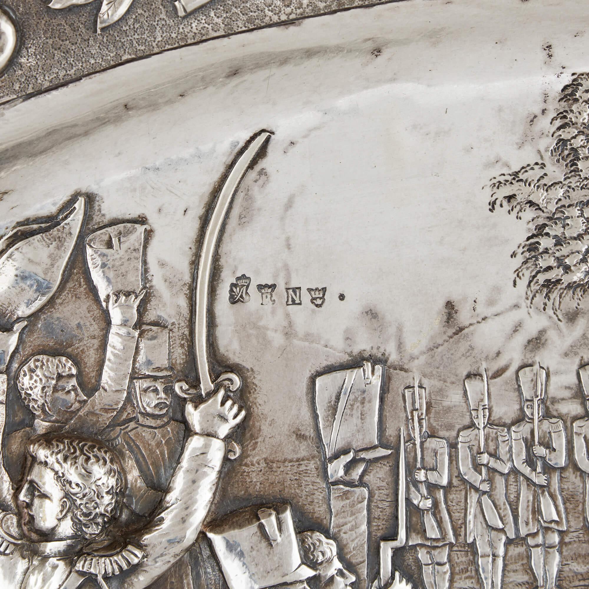 Ovales Silbertablett von Georg Roth & Co. Geprägt mit einer napoleonischen Szene im Angebot 2