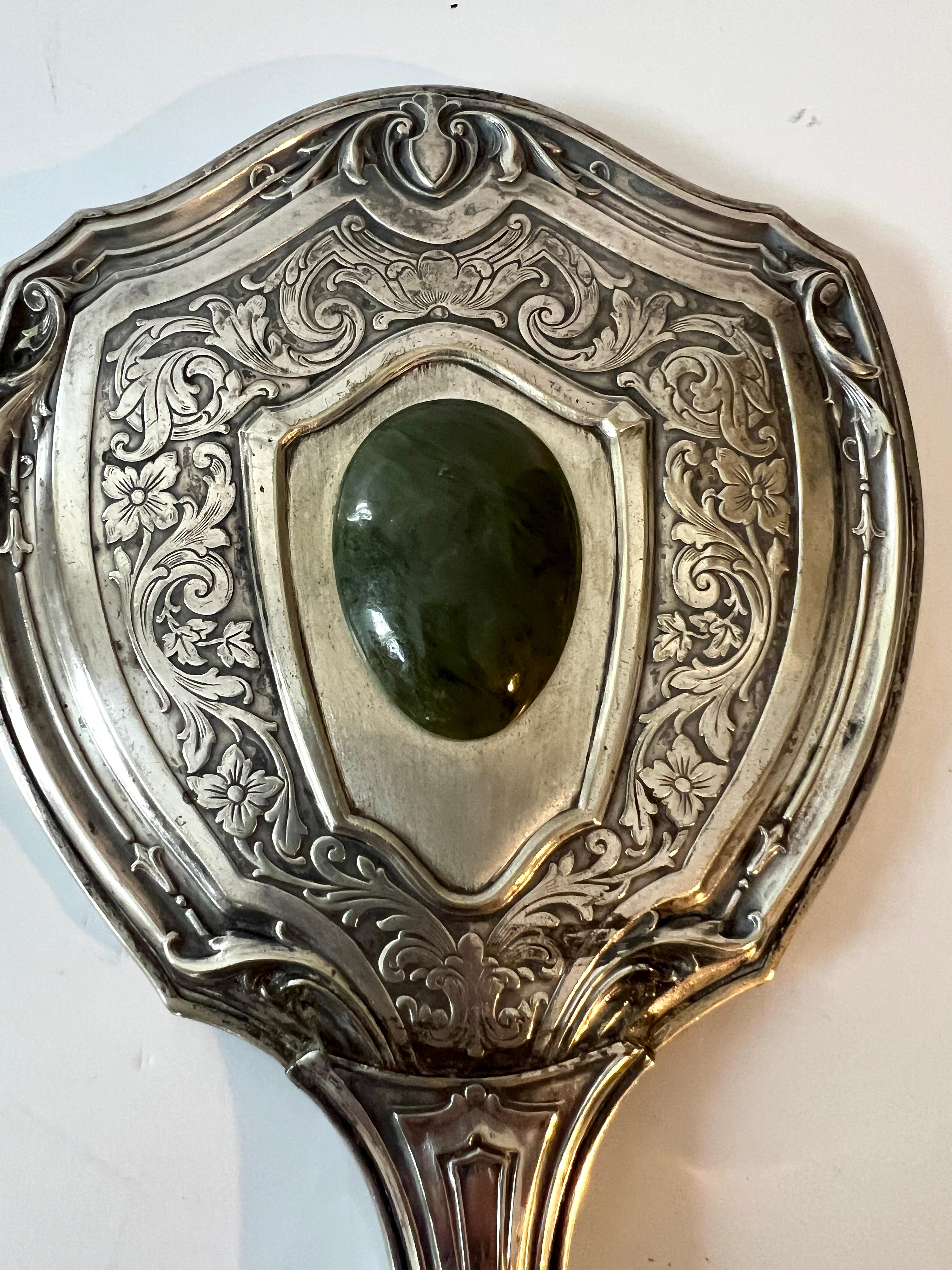 Specchio a mano vittoriano in argento tedesco con dettagli in giada In condizioni buone in vendita a Los Angeles, CA