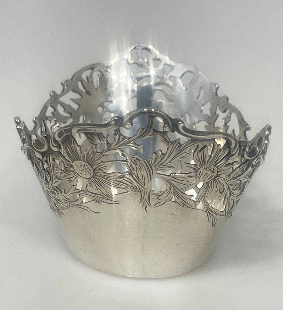 Cestino per bonbon tedesco in argento di Bernhard Weber, 1885-1915

Piccolo cestino d'argento di Bernhard Weber, 1885-1915
Un cestino a forma di barca traforato in argento. L'argento con motivi floreali e di foglie
Il cestino d'argento ha il marchio