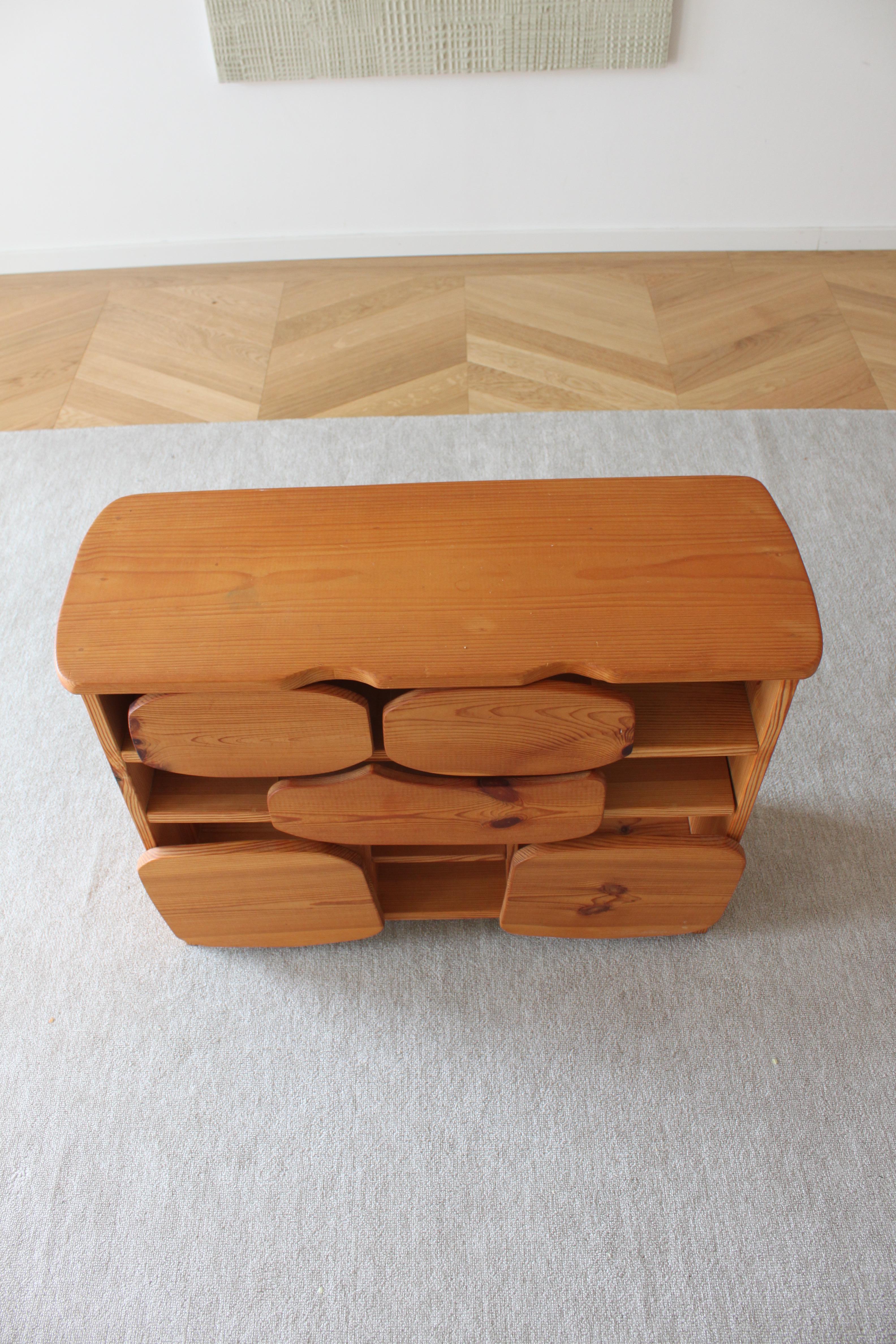 Petit meuble de rangement allemand en pin et en bois de style anthroposopique en vente 2