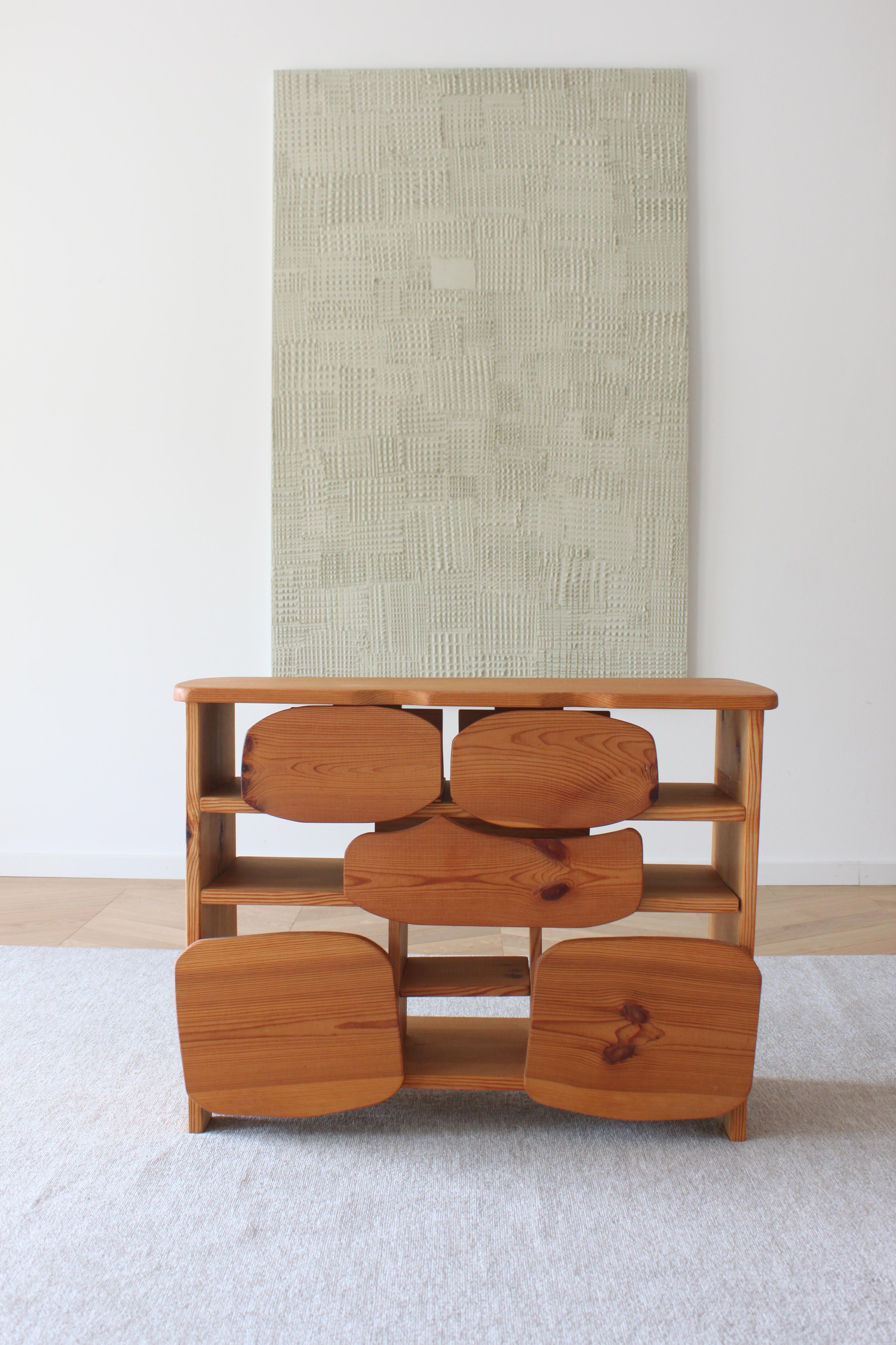 Inspirée du style anthroposophique, cette armoire pour enfants célèbre l'essence apaisante de la nature avec des courbes organiques et des tons doux et sourds. 
Conçus dans un esprit de simplicité, ses cinq tiroirs uniques offrent un espace de