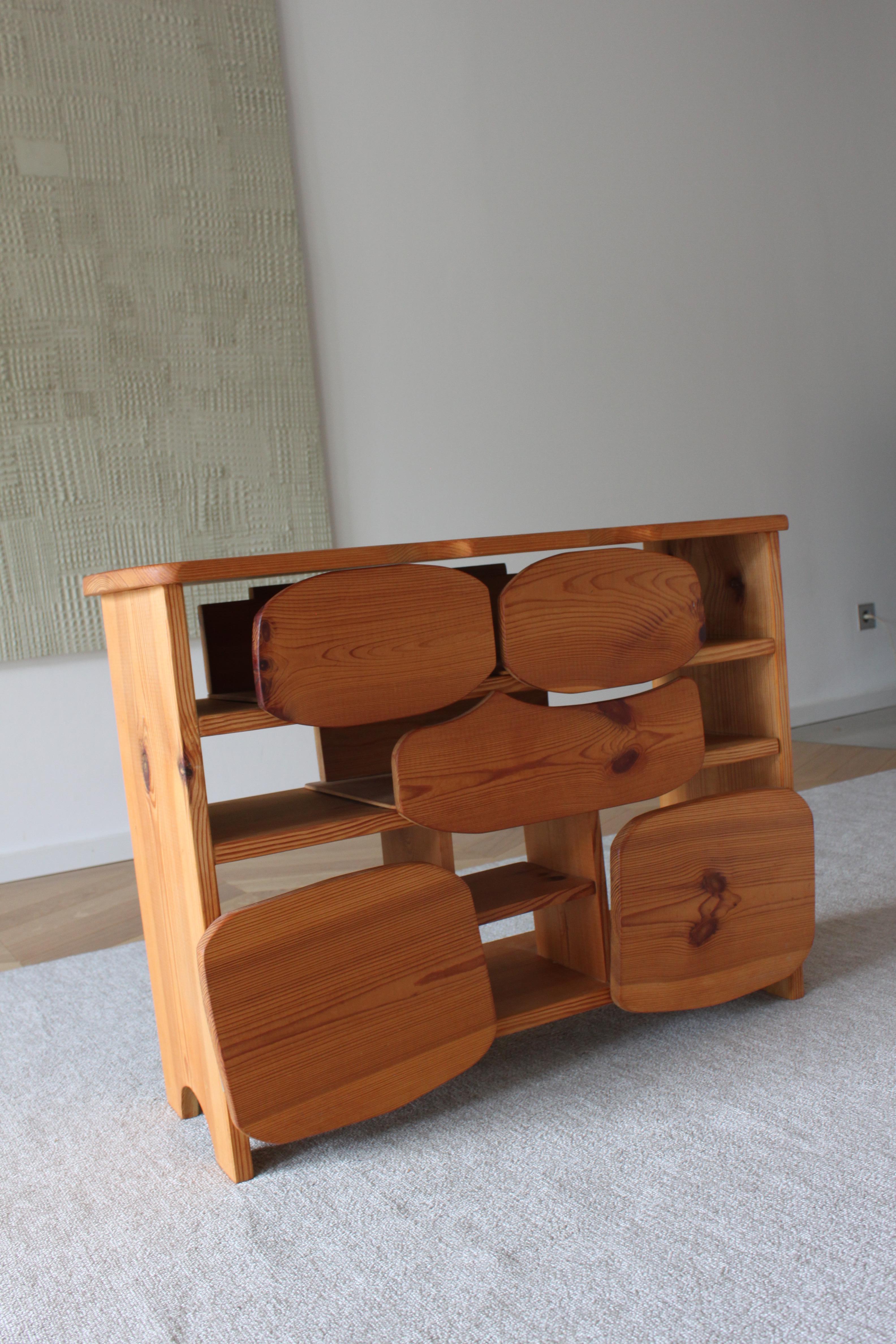 Organique Petit meuble de rangement allemand en pin et en bois de style anthroposopique en vente