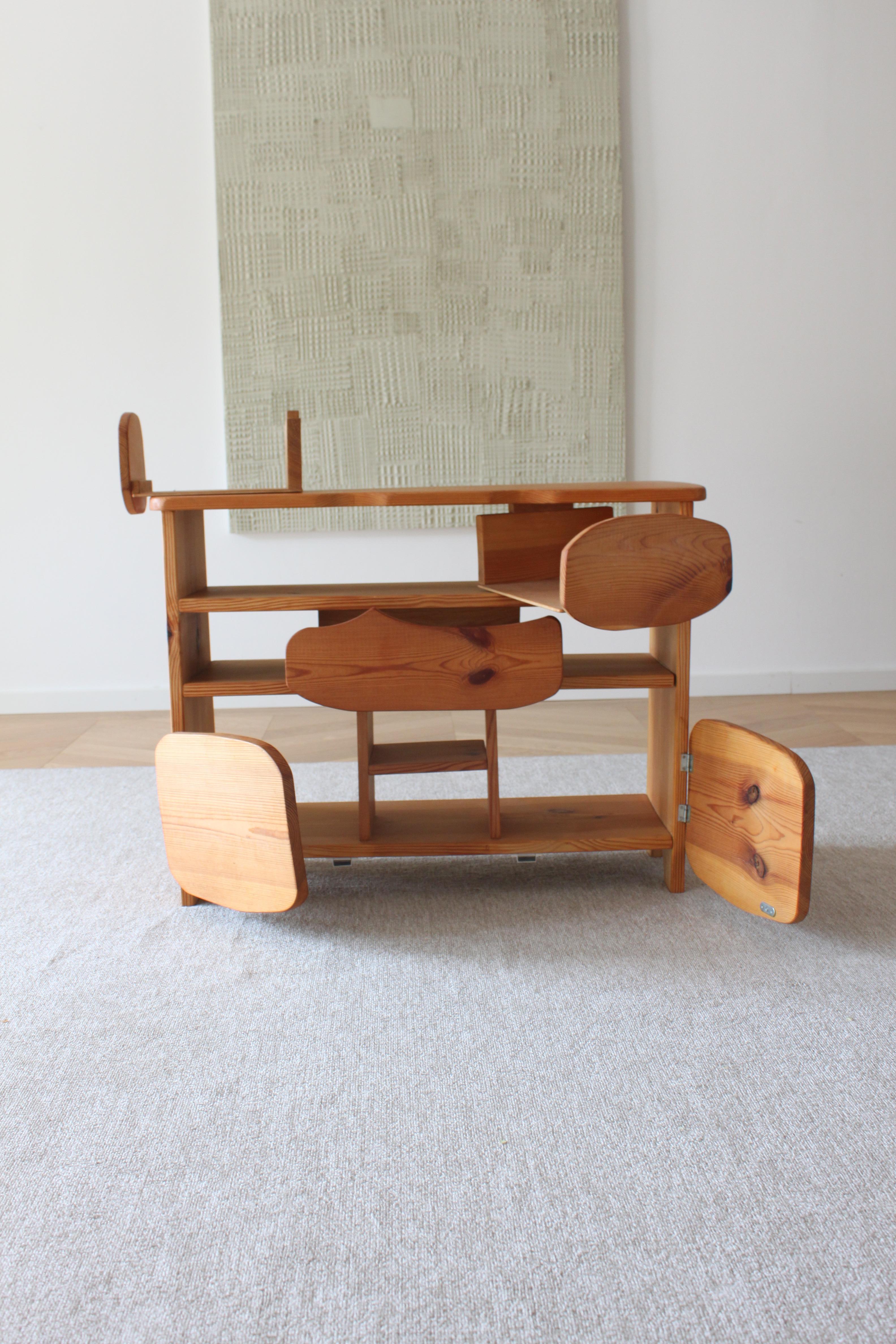 Allemand Petit meuble de rangement allemand en pin et en bois de style anthroposopique en vente