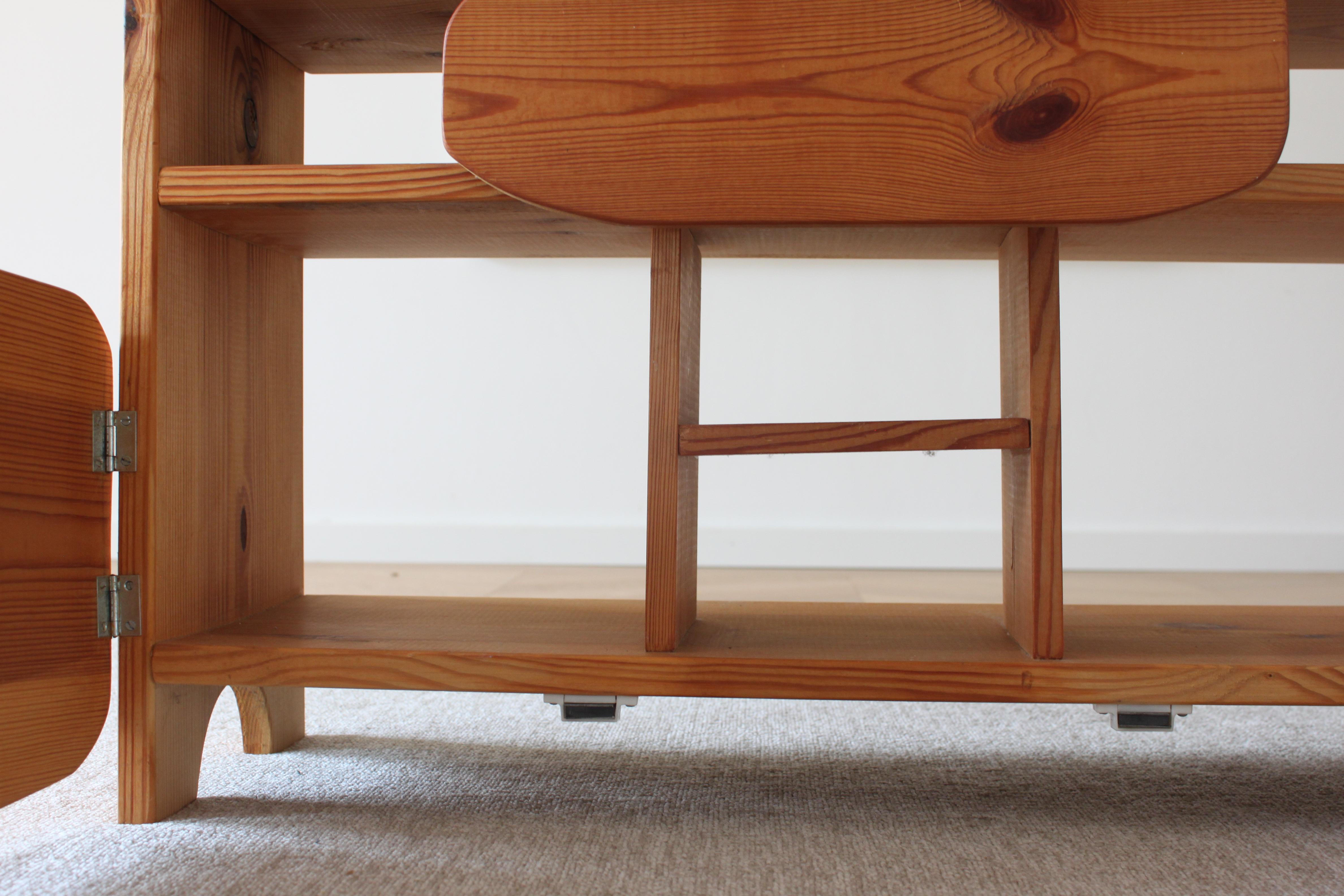 Petit meuble de rangement allemand en pin et en bois de style anthroposopique Bon état - En vente à Rümmingen, BW