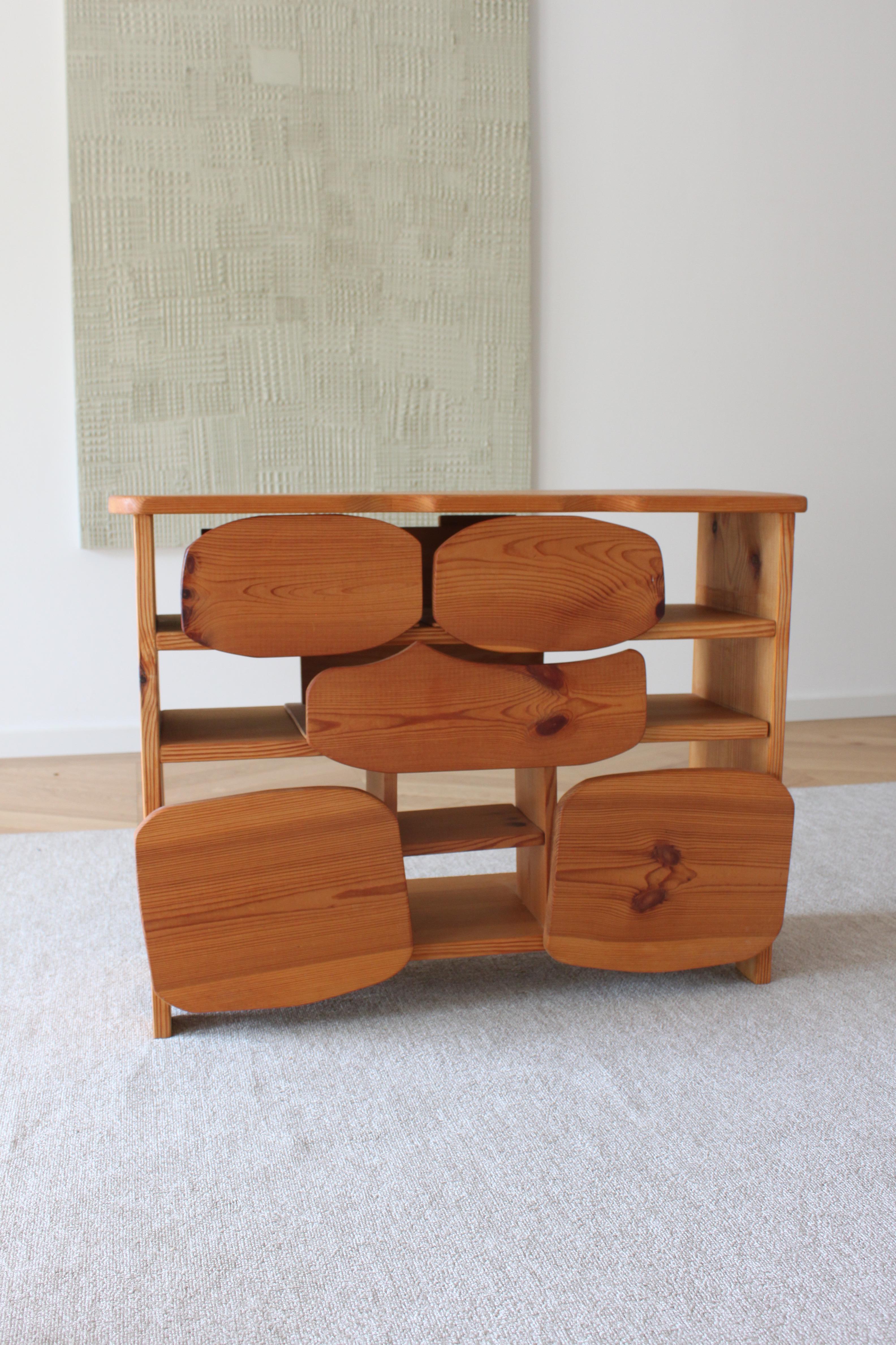 20ième siècle Petit meuble de rangement allemand en pin et en bois de style anthroposopique en vente