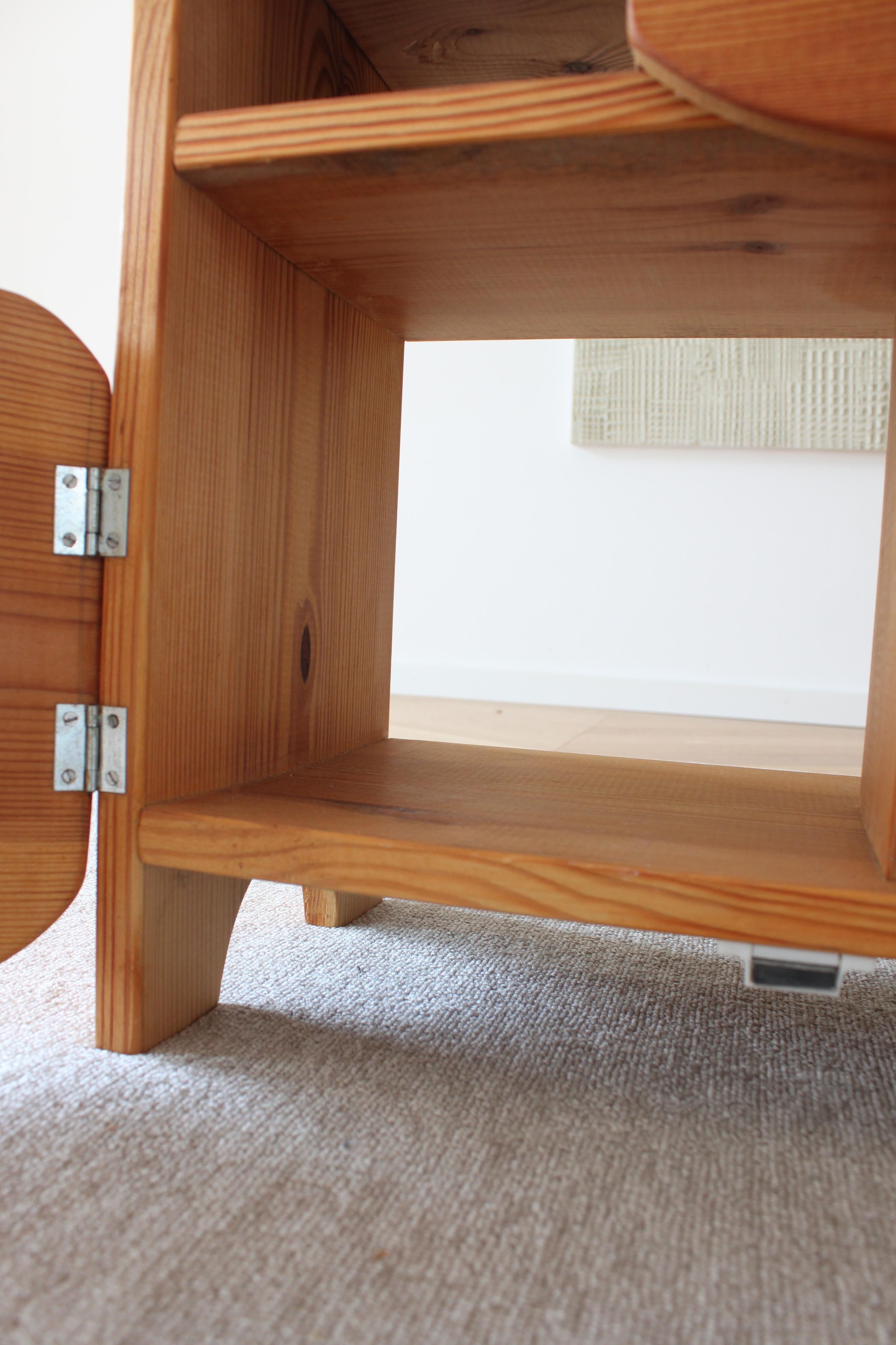 Petit meuble de rangement allemand en pin et en bois de style anthroposopique en vente 1
