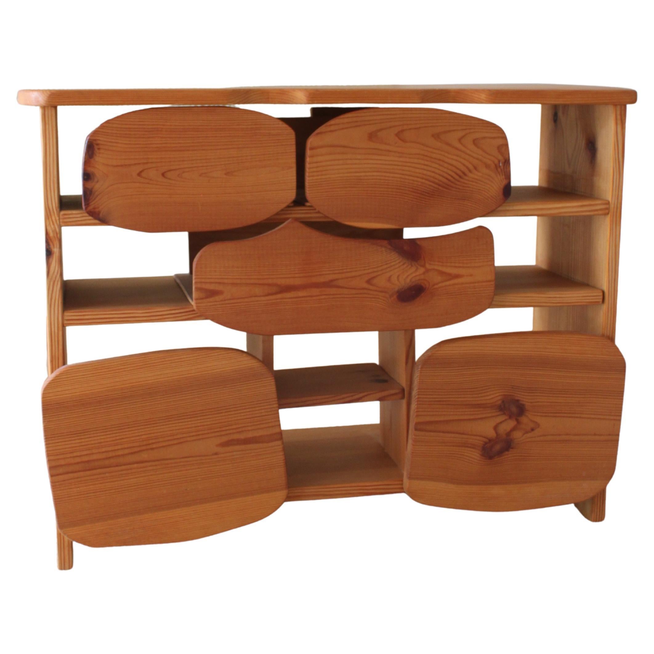 Petit meuble de rangement allemand en pin et en bois de style anthroposopique en vente