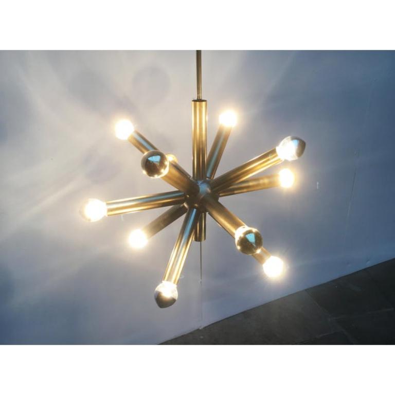 Impressionanti candelabri dell'A Space.

Un imponente oggetto luminoso e allo stesso tempo una fonte di luce funzionale. I bracci del lampadario partono radialmente da una sfera centrale verso il centro. La parte superiore dell'asta del pendolo