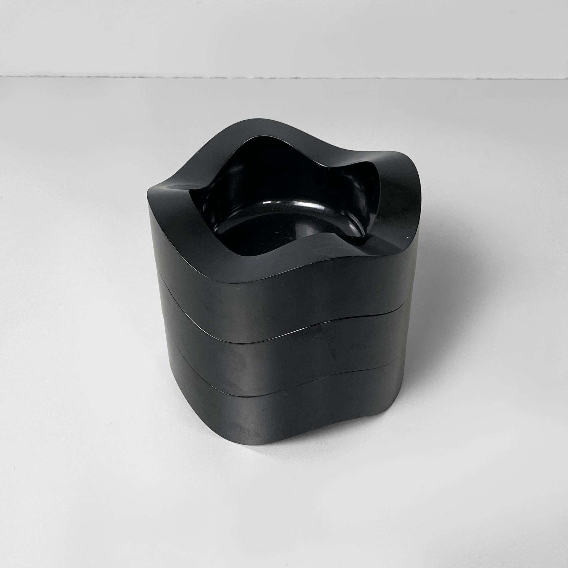 German Space Age black plastic ashtrays by Walter Zeischegg for Helit, 1970s
Set of three wavy-shaped round table ashtrays with thick-profile, in black plastic. They can be stacked. They can be used as pocket emptier. From Space Age period.
Produced