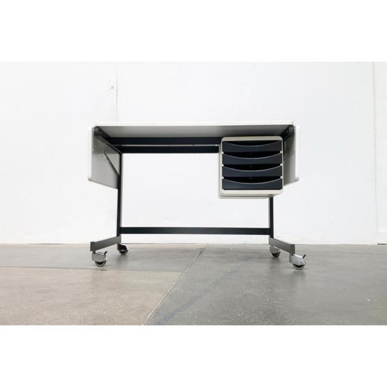 Scrivania A Space con contenitore e piatto espandibile.

un design funzionale. Questa piccola scrivania colpisce per la sua forma ridotta e la sua flessibilità. Il piano del tavolo può essere ampliato su entrambi i lati grazie a un semplice