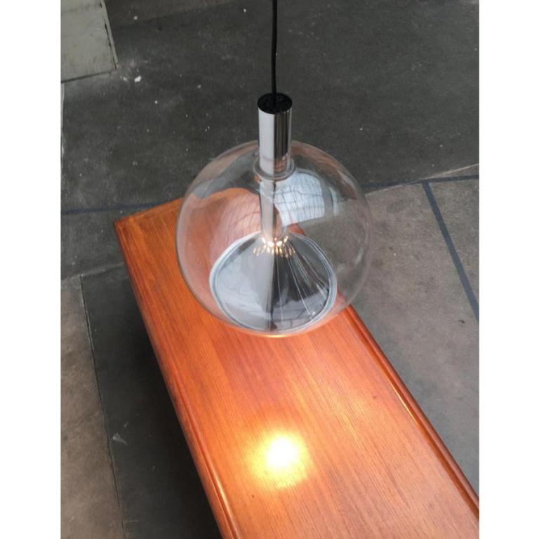 Rara lampada a sospensione in vetro a globo dell'era spaziale di Erco.

semplice ed elegante lampada di metà secolo realizzata in vetro e alluminio. Il corpo della lampada in vetro rivela il funzionamento interno del riflettore trichterfömigen e il