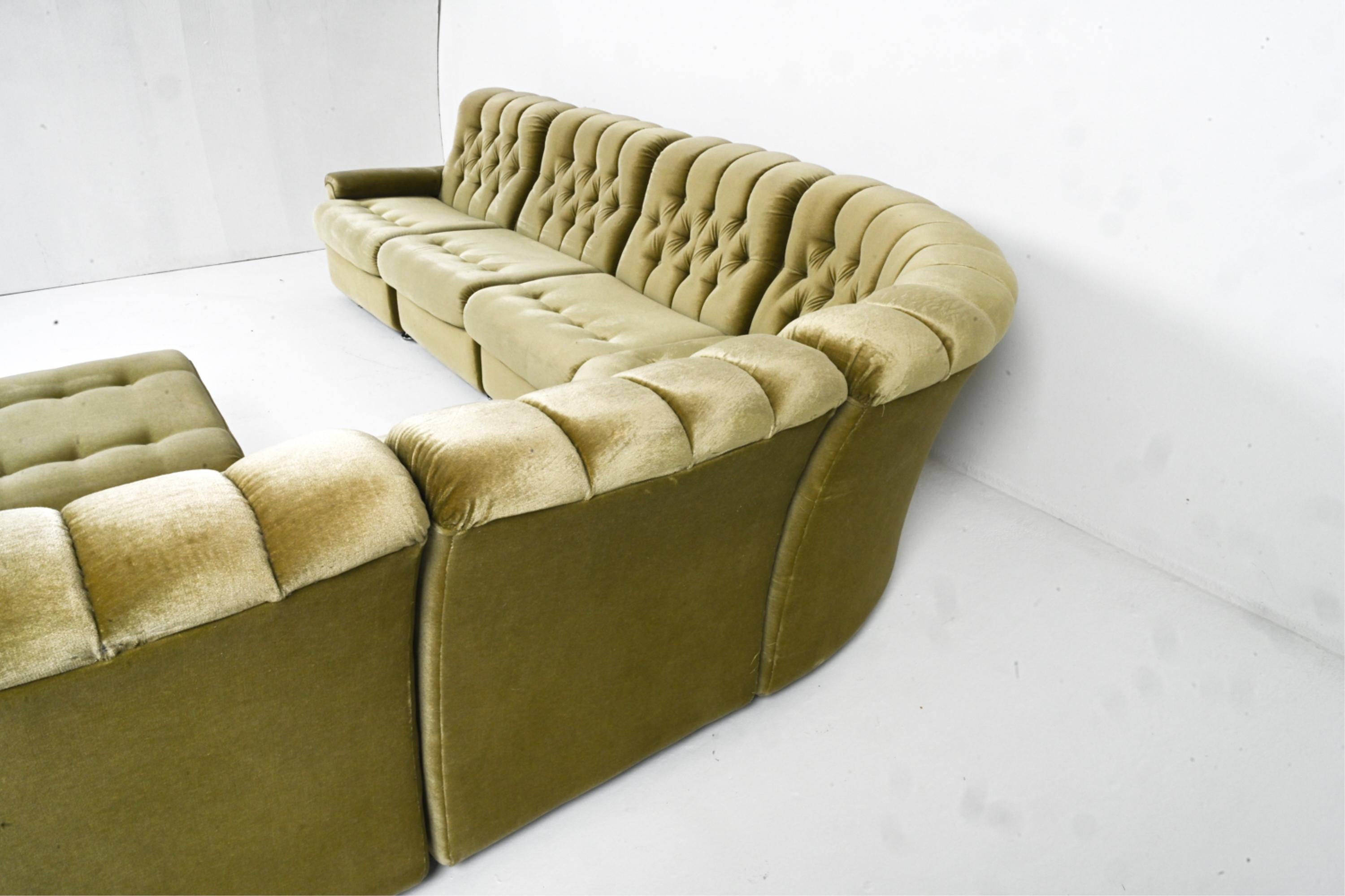 Canapé et pouf sectionnels modulaires allemands de l'ère spatiale en mohair vert, vers 1970 Bon état - En vente à Norwalk, CT