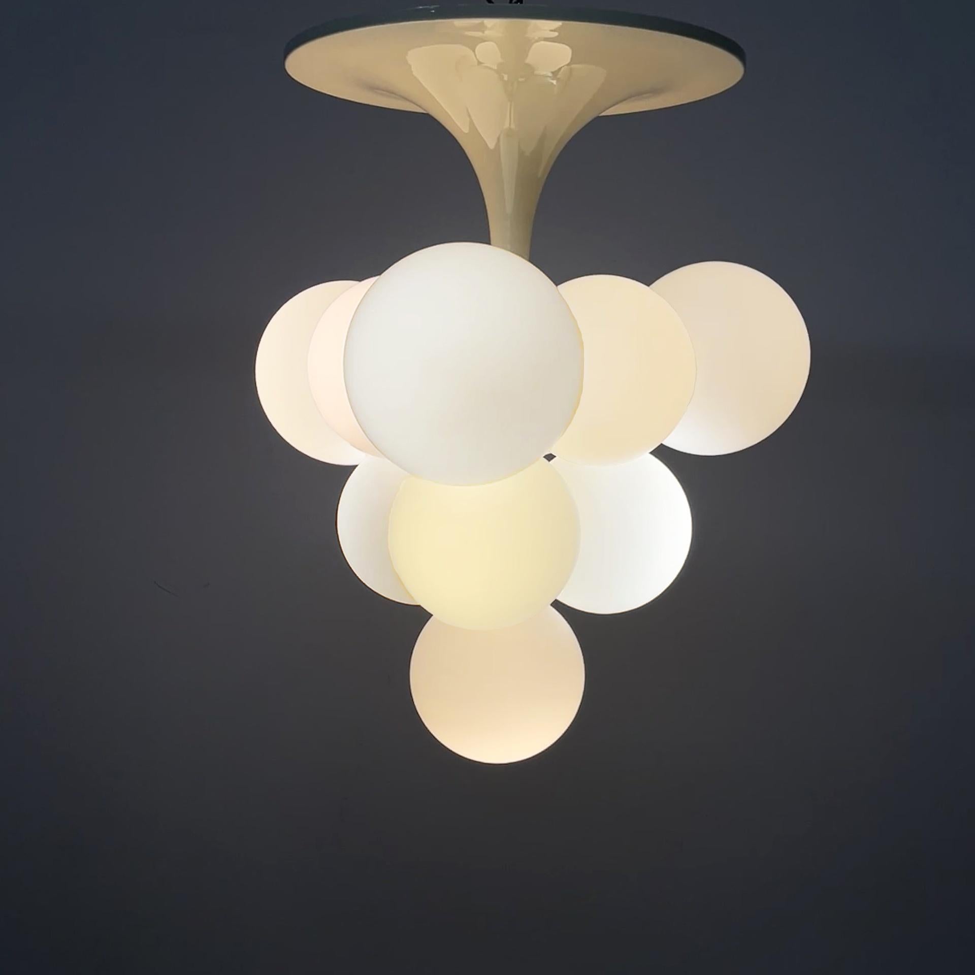 German Space Age opaline glass chandelier by Max Bill for Temde, 1960s
Pyramid-shaped chandelier with ten spherical diffusers in opaline glass. The central structure in white painted metal rod has ten light bulb sockets. Ceiling attachment with