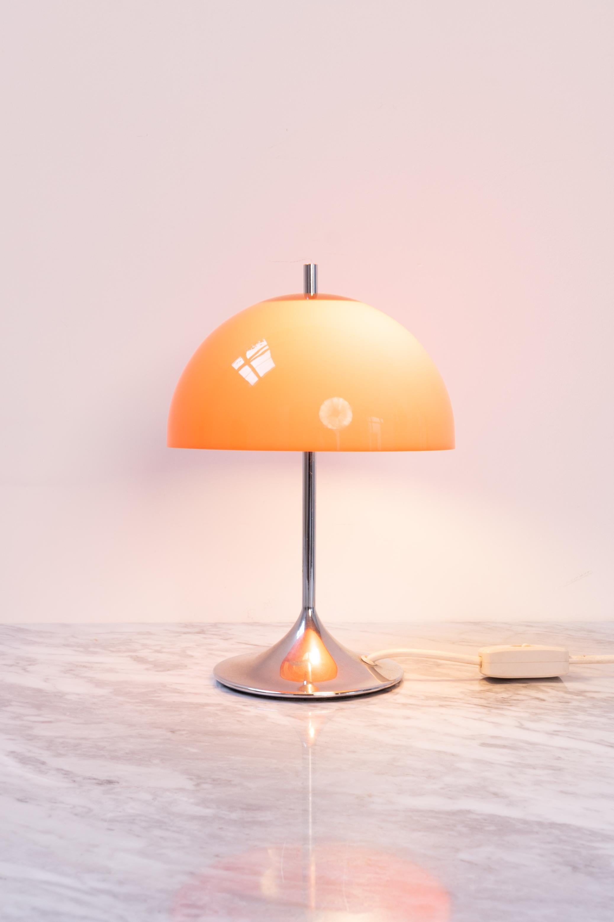 German space age vintage orange table lamp by Frank Bentler for Wila (1970s)

Vintage orange plastic lamp, with chrome tulip foot. 

Designed by Frank Bentler for Wila, Germany 1970s.

Light source: E14 / E12 - max 40W. Switch attached to the