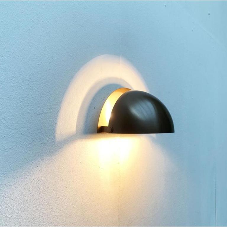 Rara lampada da parete dell'era spaziale di Cosack.

La forma di base di questo disegno forma un quarto di palla. Al centro si trova la lampadina, che è schermata da un cappuccio. Lo schermo a forma di cupola può essere montato in due posizioni.