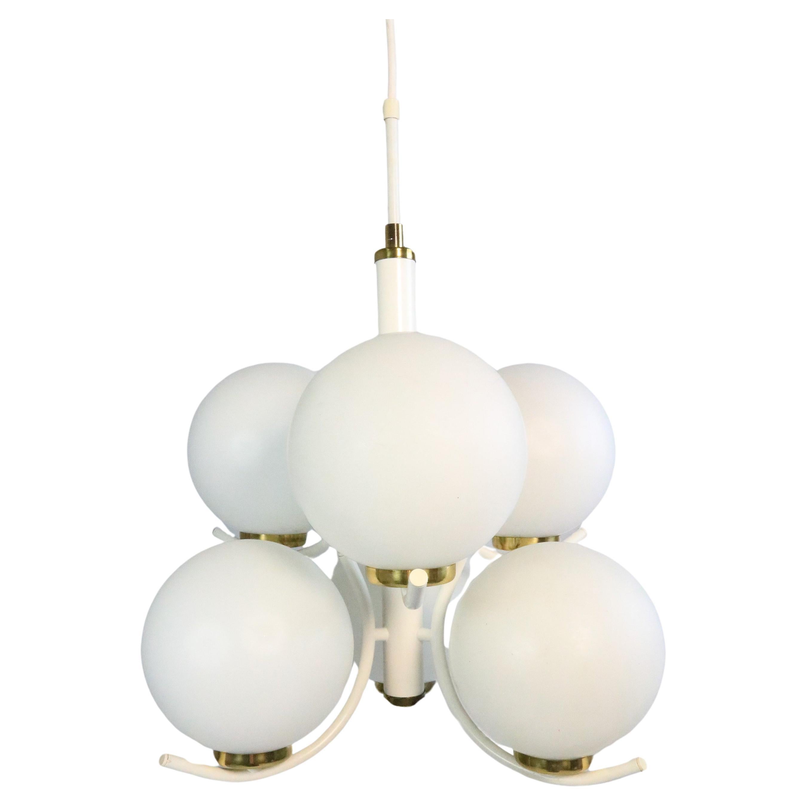 Gran clásico, original de los años 70.
 
Lámpara Sputnik con 6 globos de cristal opalino, estructura de metal blanco.
Fabricante: Richard Essig
 
Altura total: 130 cm (nuevo cableado final) / 51,2 pulgadas
Diámetro: aprox. 40 cm / 15,75 pulgadas
