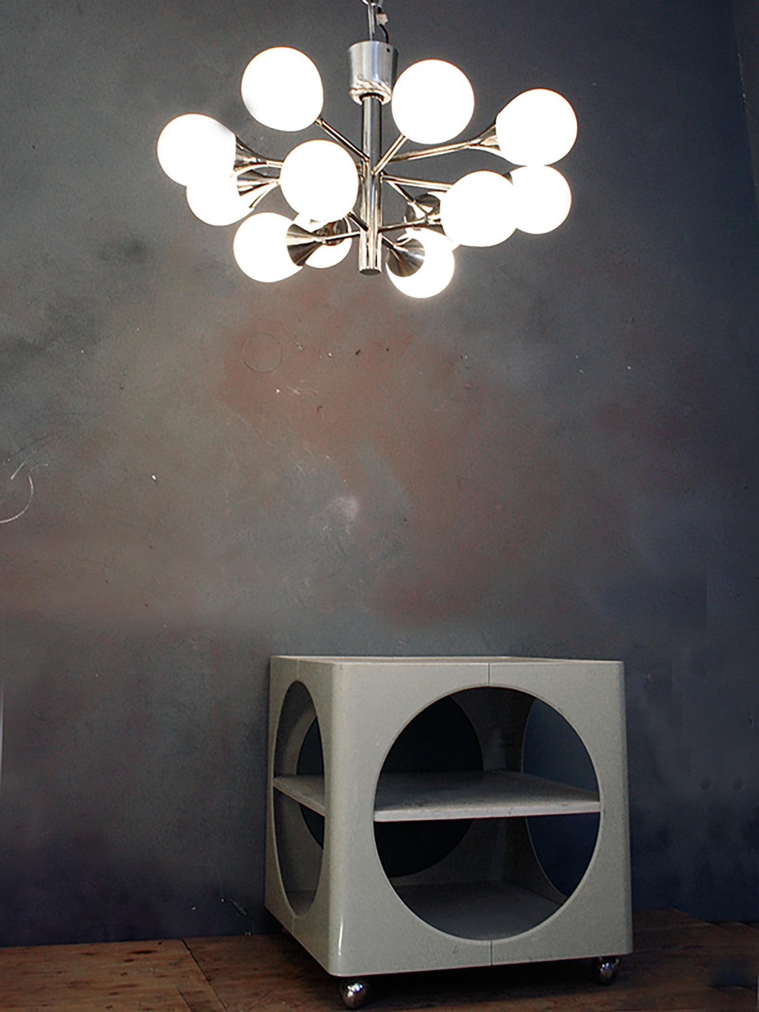 Mid-Century moderno Lampadario tedesco Sputnik a incasso con globi di vetro bianco e cromo di Kaiser 1970 in vendita