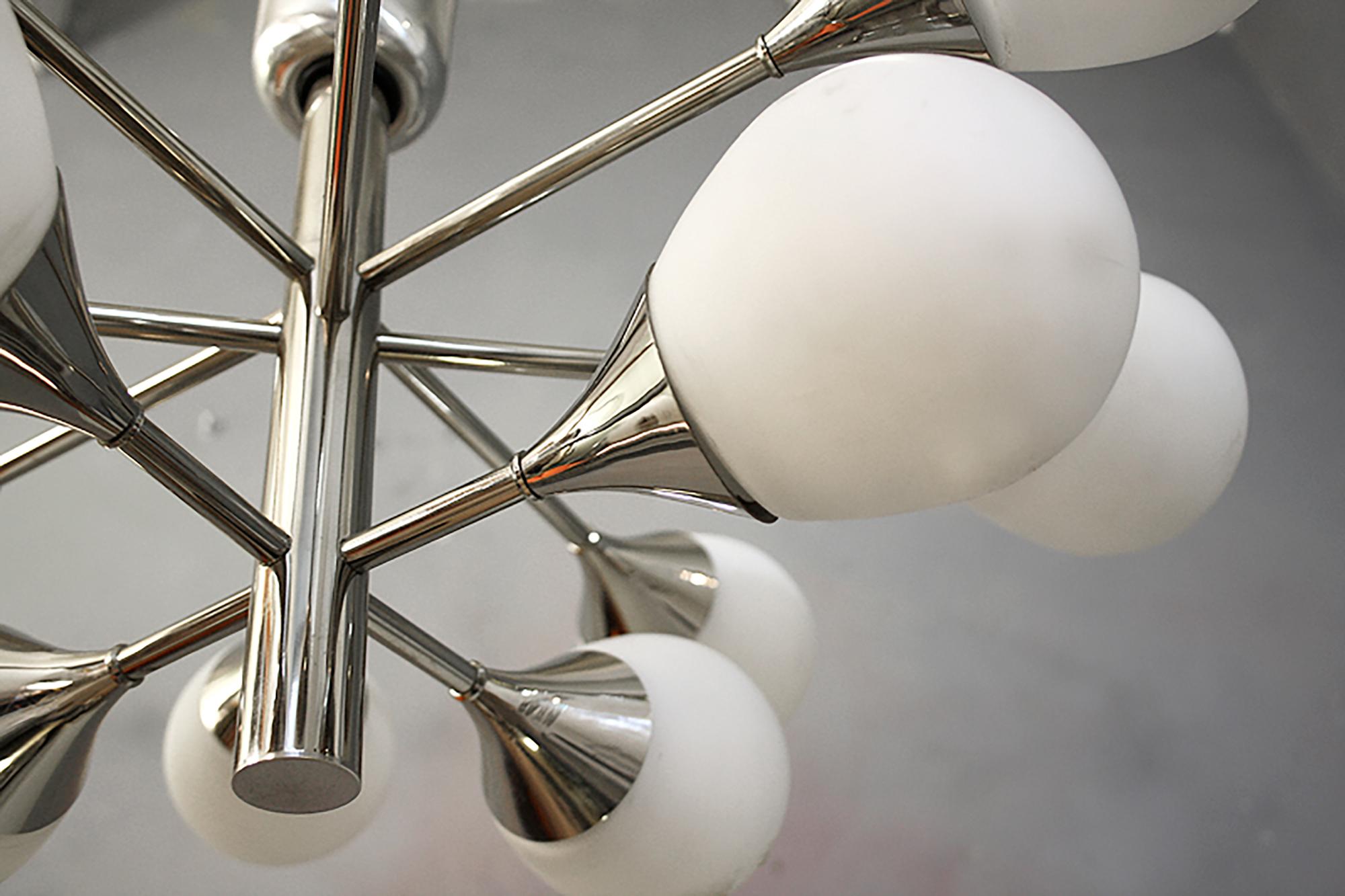 Tedesco Lampadario tedesco Sputnik a incasso con globi di vetro bianco e cromo di Kaiser 1970 in vendita