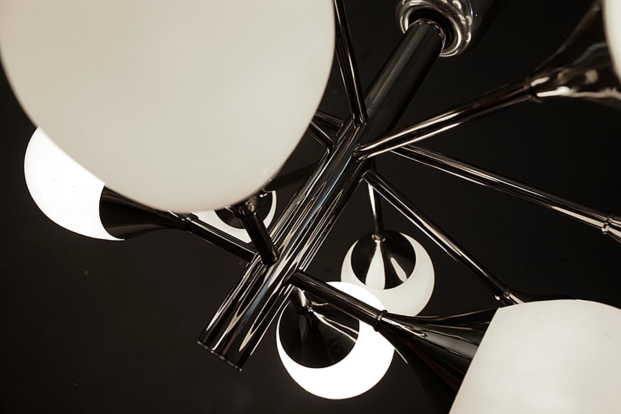 Lampadario tedesco Sputnik a incasso con globi di vetro bianco e cromo di Kaiser 1970 In condizioni buone in vendita a Niederdorfelden, Hessen