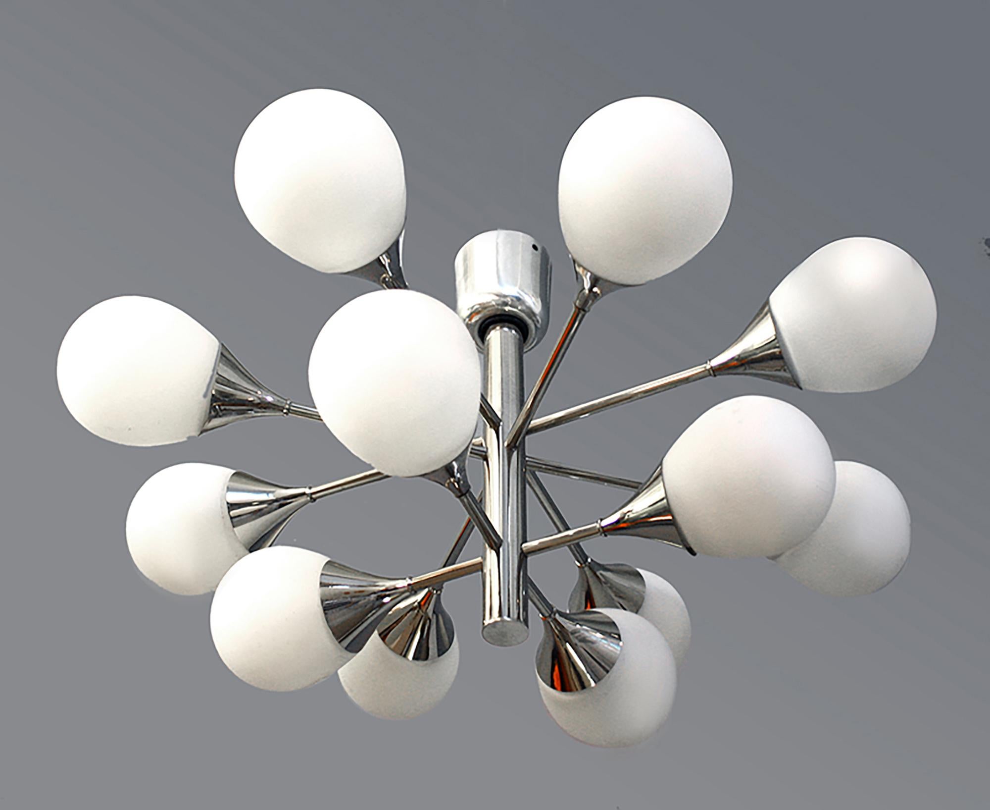 Fine XX secolo Lampadario tedesco Sputnik a incasso con globi di vetro bianco e cromo di Kaiser 1970 in vendita