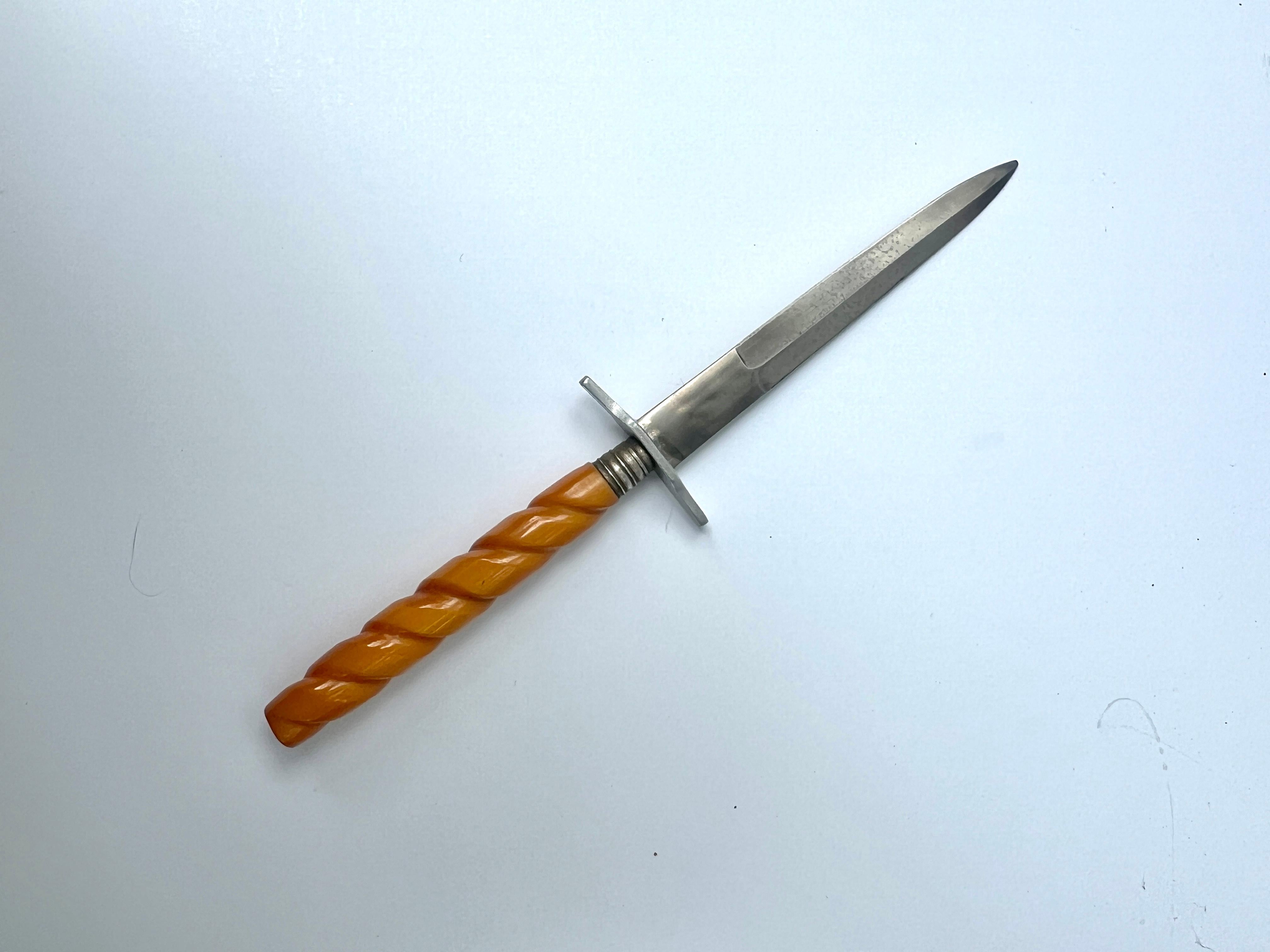 Deutscher Brieföffner aus Stahl mit spiralförmigem Bakelitgriff (Handgefertigt) im Angebot