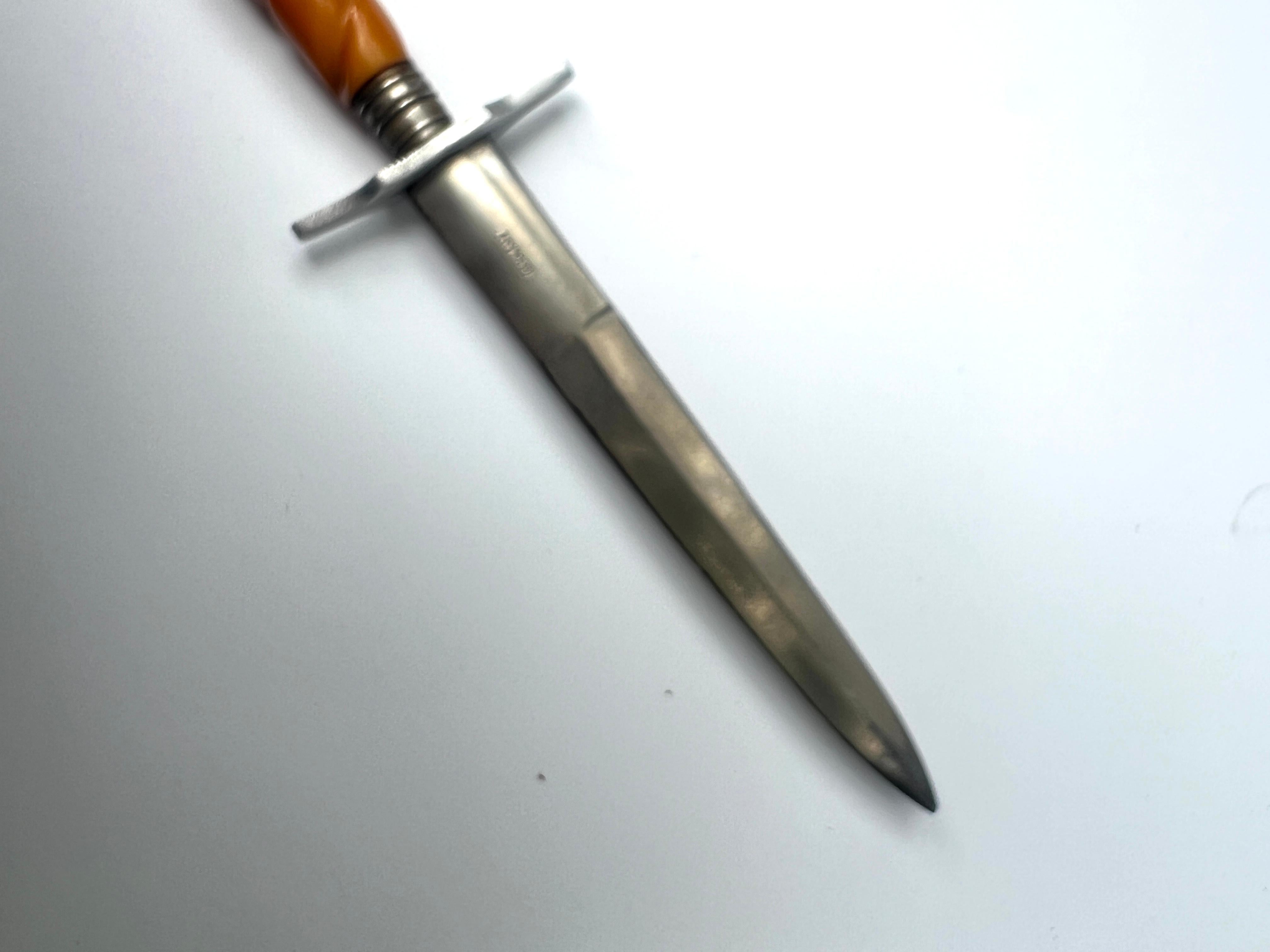 Deutscher Brieföffner aus Stahl mit spiralförmigem Bakelitgriff (20. Jahrhundert) im Angebot