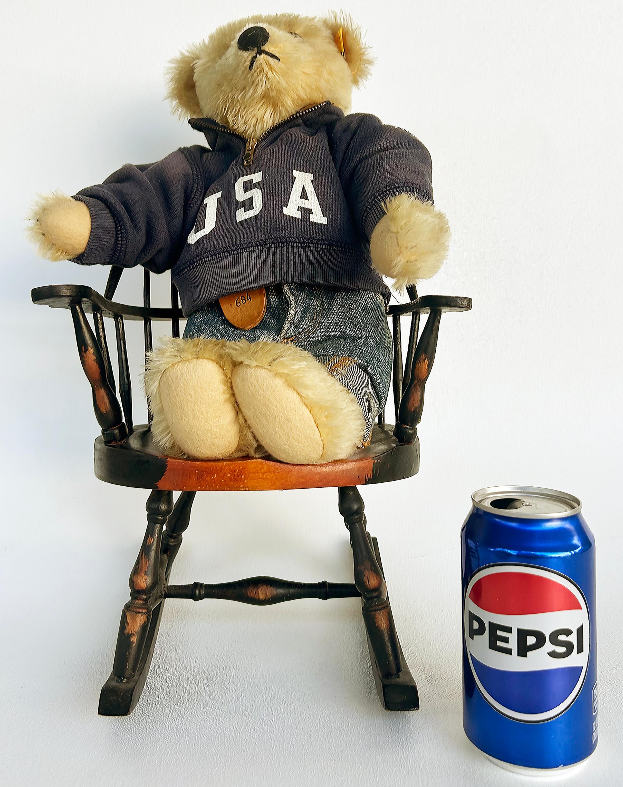 
Steiff allemand Ralph Lauren USA Teddy Bear avec capuche et chaise à bascule


Nous proposons à la vente un très rare ours en peluche allemand de Steiff, édition spéciale Ralph Lauren, avec sweat-shirt et chaise à bascule, qui fait partie de la