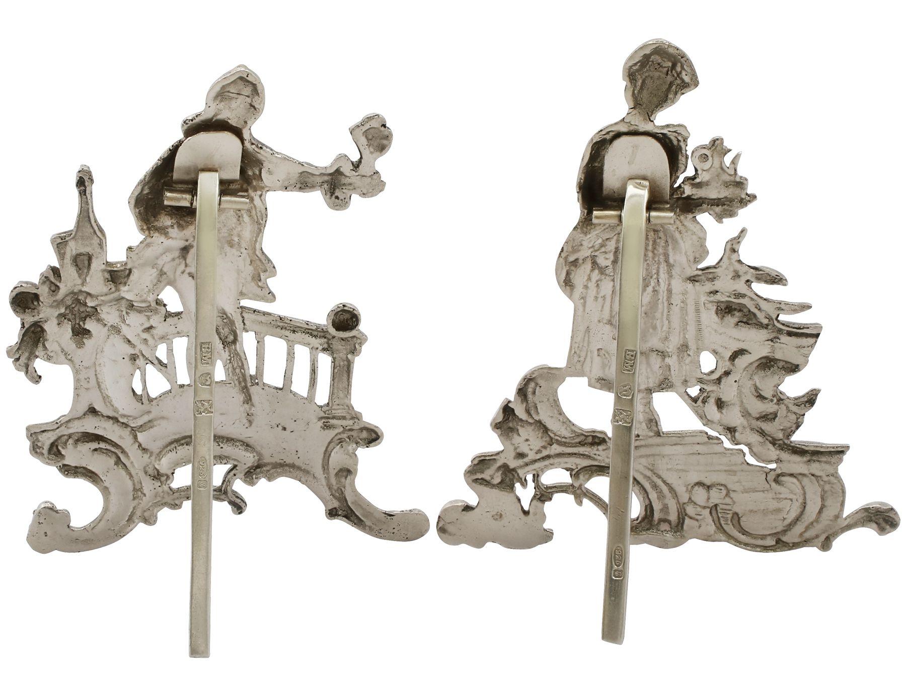 An exceptional, fine and impressive pair of antique German cast sterling silver card/menu holders; an addition to our animal related silverware collection.

These exceptional German cast sterling silver menu holders have been realistically