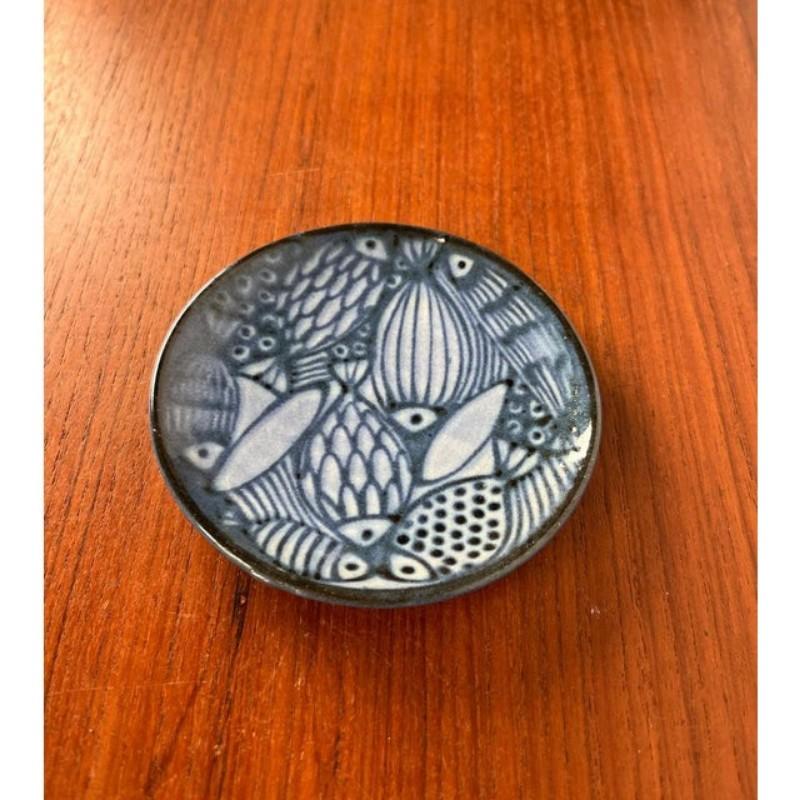 Mid-Century Modern Assiette à poterie de Studio allemand avec Fish Design par Monika Maetzel, milieu du siècle dernier, années 1960 en vente