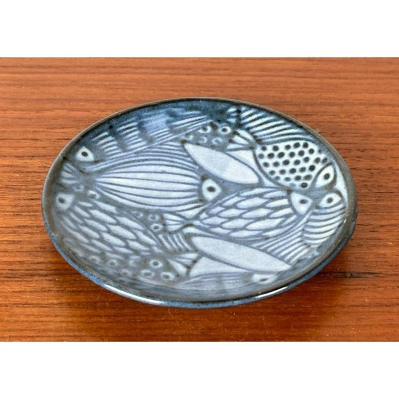 Allemand Assiette à poterie de Studio allemand avec Fish Design par Monika Maetzel, milieu du siècle dernier, années 1960 en vente