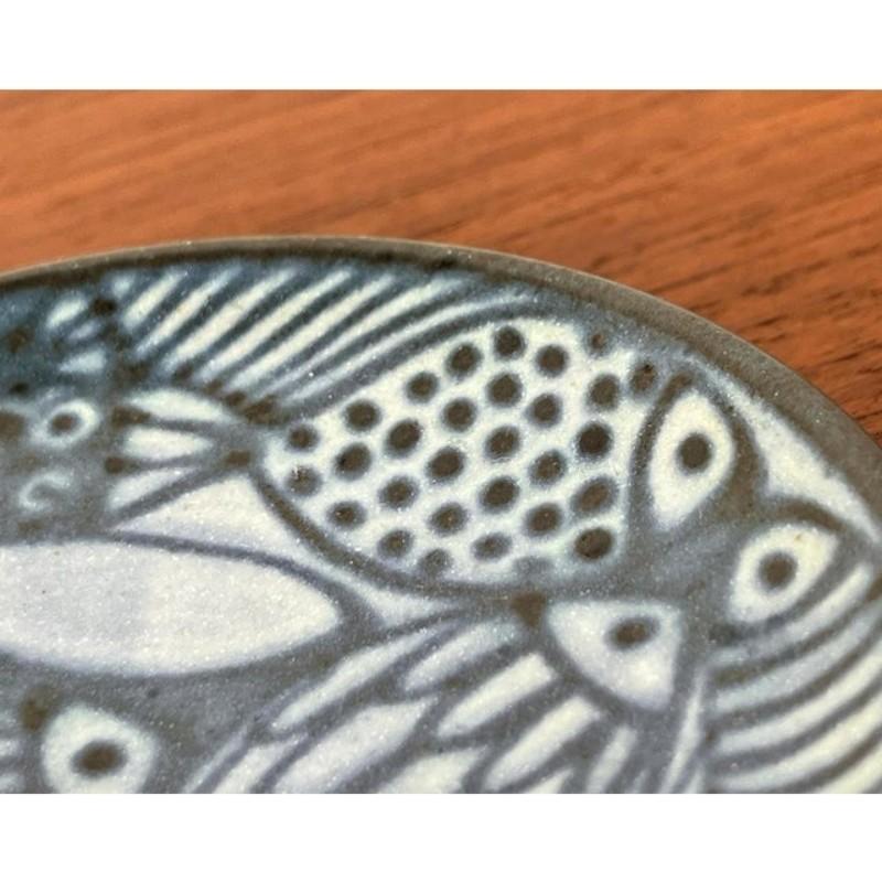 Assiette à poterie de Studio allemand avec Fish Design par Monika Maetzel, milieu du siècle dernier, années 1960 Bon état - En vente à Hamburg, DE