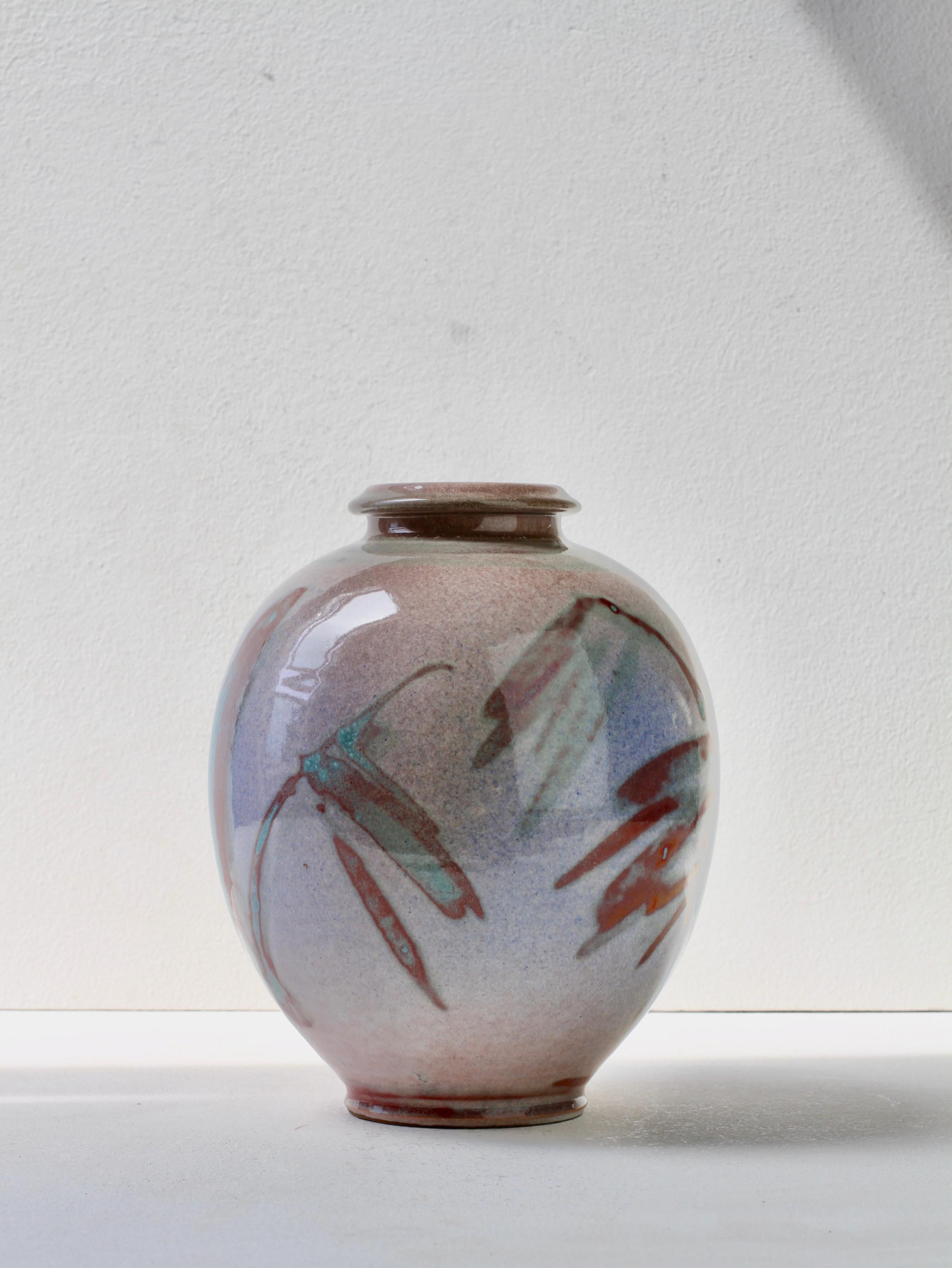 Impresionante jarrón de cerámica de estudio contemporánea vintage de la década de 1980, firmada por el ceramista alemán Georg Döppmann (n.1954) en 1981. Una pieza de cerámica realmente hermosa, con colores impresionantes de azules celestes, sutiles