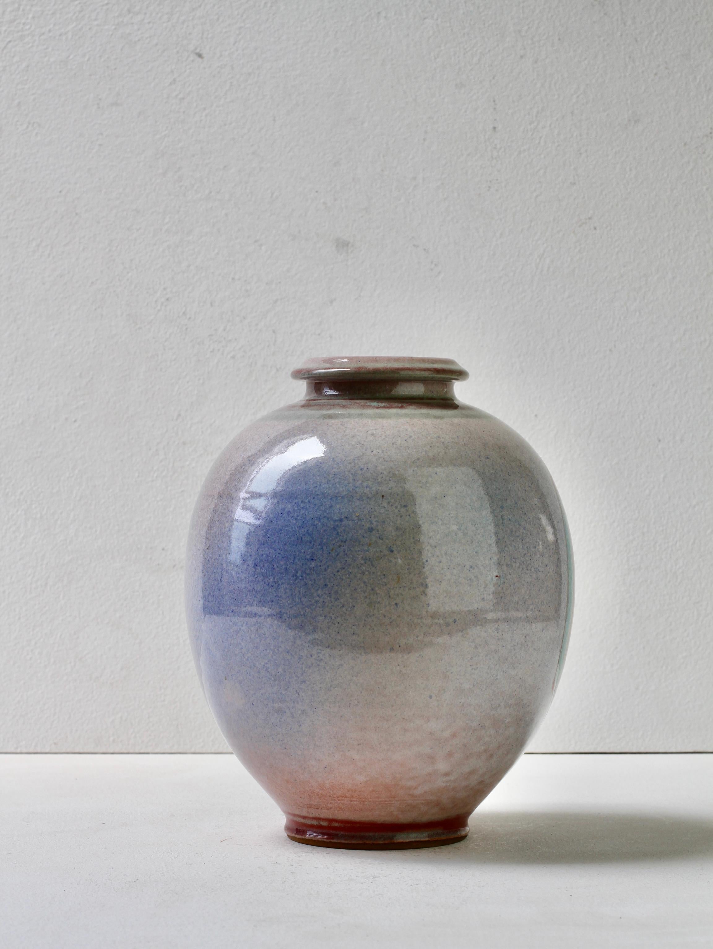 Jarrón esmaltado azul grisáceo de Studio Pottery alemán de Georg Döppmann, 1981 Al fuego en venta