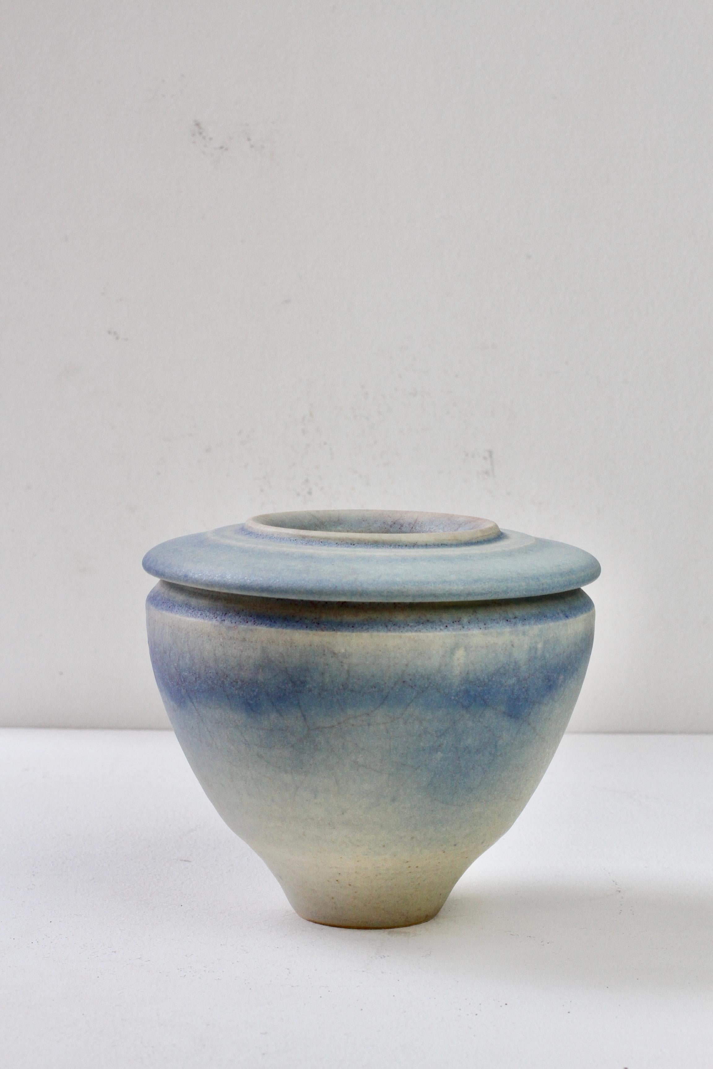 Deutsche Studio Pottery Blaue Vase von Ingeborg Zenker, 1989 im Angebot 2