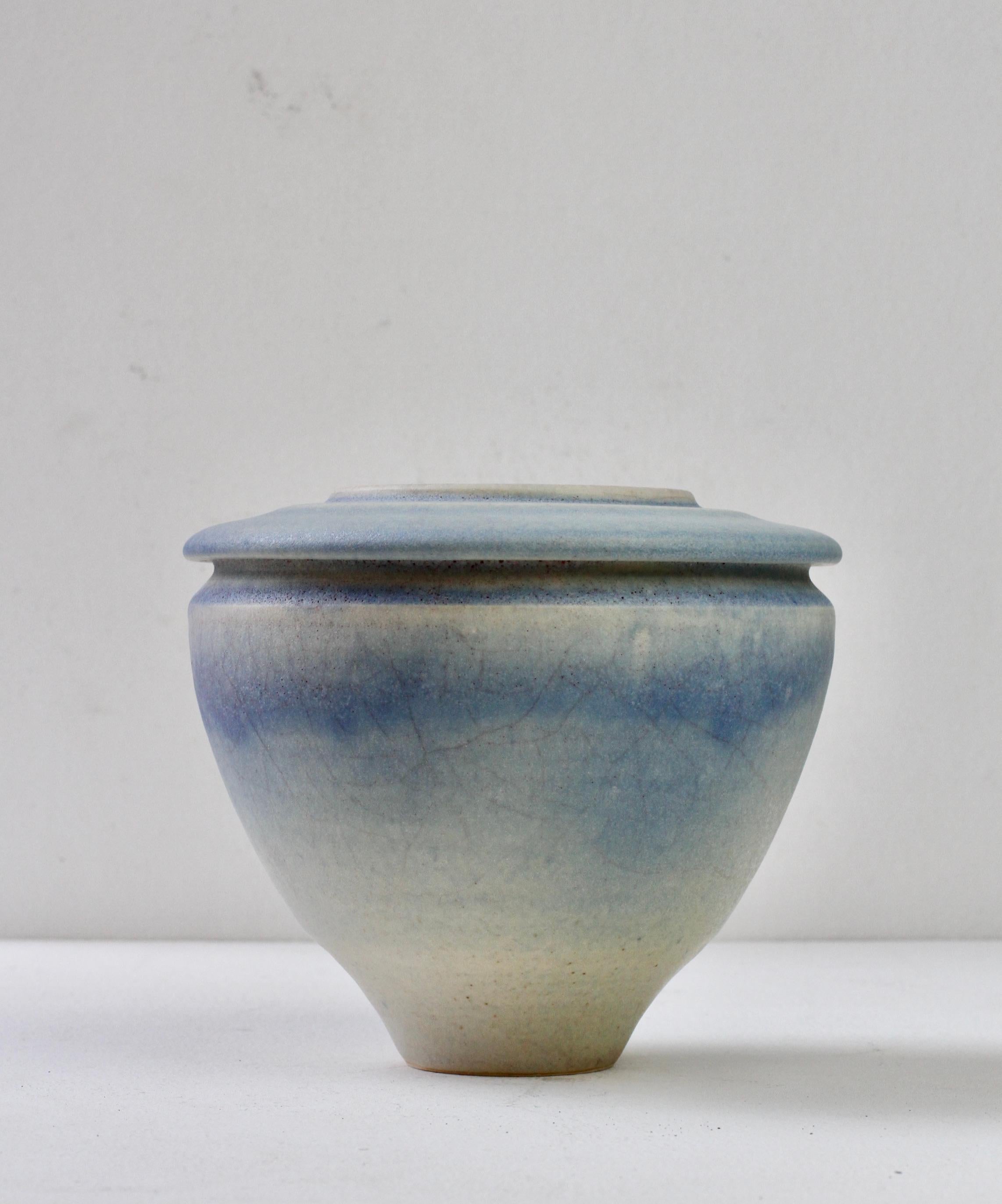 Wunderschöne signierte Vase aus europäischer deutscher moderner Studiotöpferei der 1980er Jahre, die 1989 von der deutschen Keramikkünstlerin Ingeborg Zenker (1926-2010) hergestellt wurde. Ein wirklich schönes Stück Keramik mit atemberaubenden