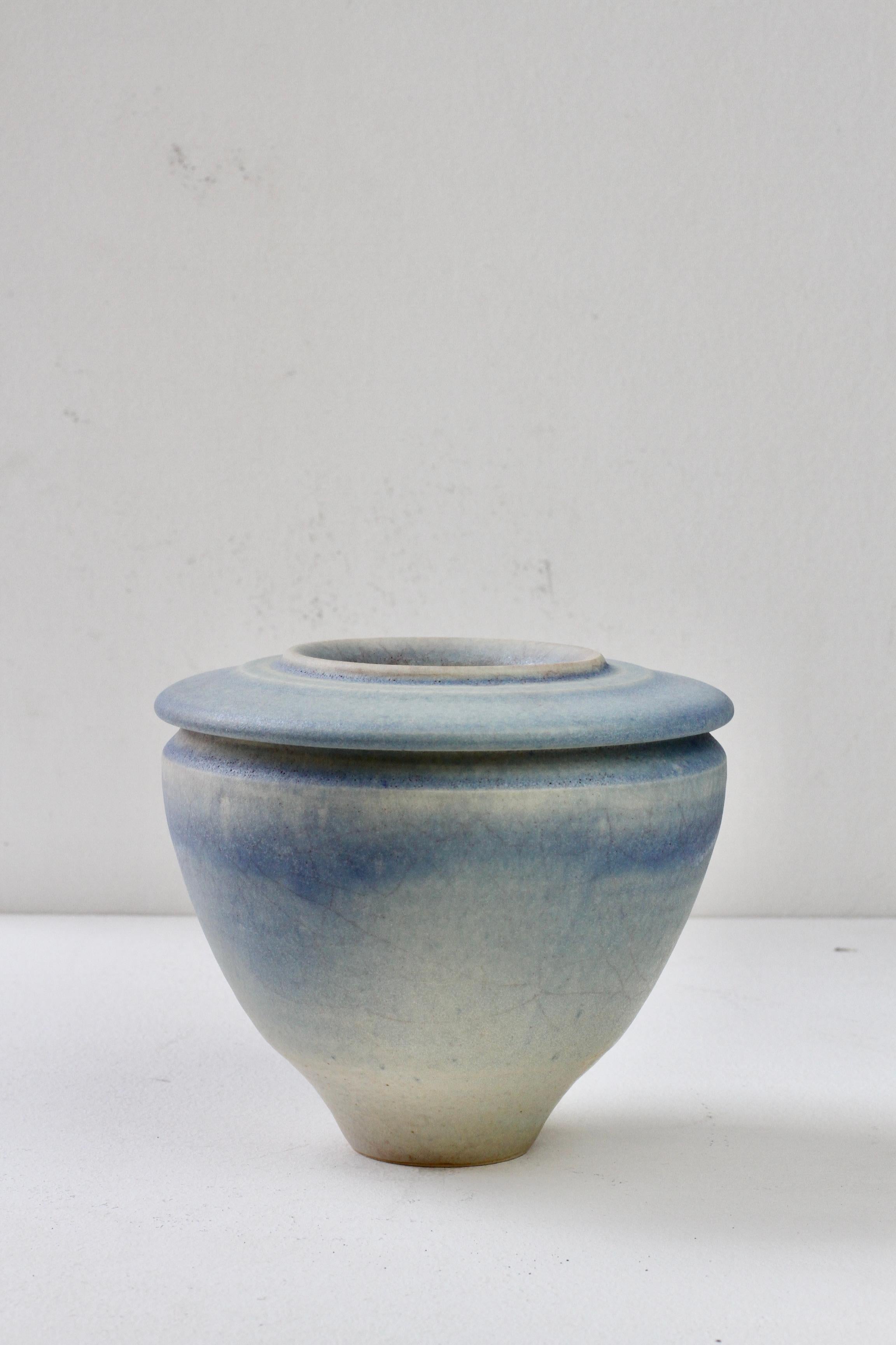 Deutsche Studio Pottery Blaue Vase von Ingeborg Zenker, 1989 (Moderne der Mitte des Jahrhunderts) im Angebot